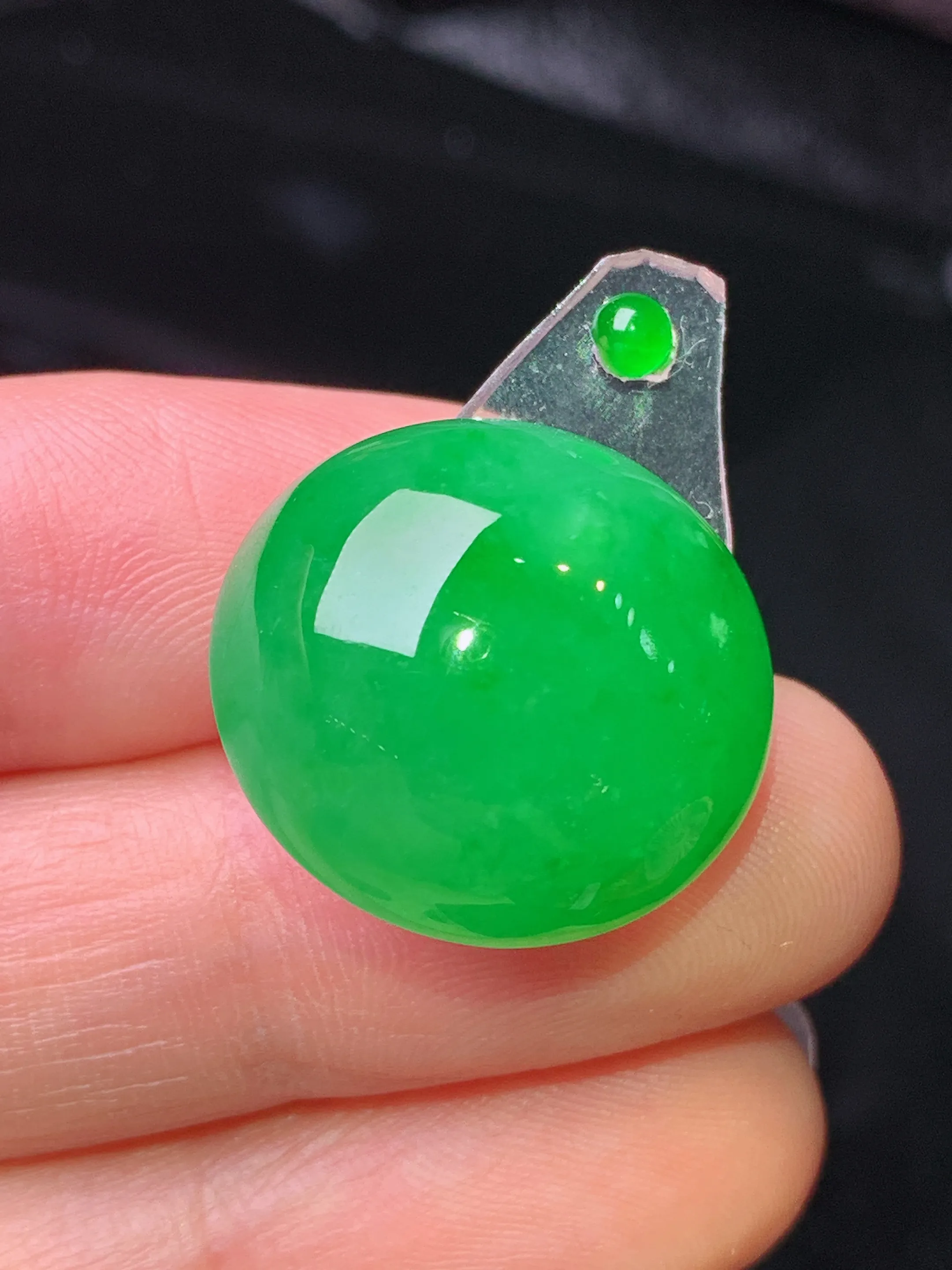 镶嵌款 满绿蛋面吊坠 玉质细腻 水润亮眼 色泽艳丽 整体尺寸18.2*19.5*10.3