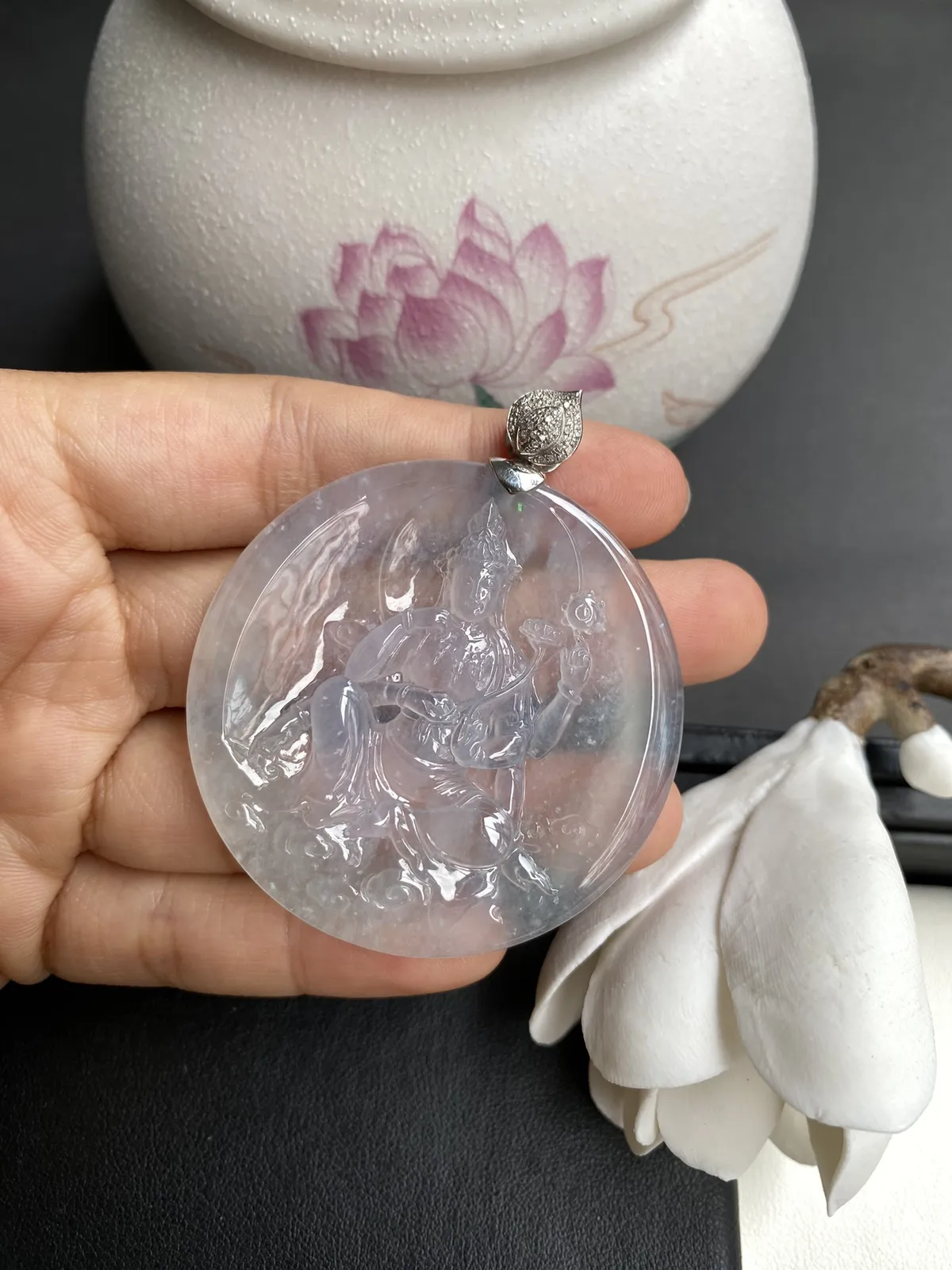 老坑冰种-如意轮观音，种老冰莹透亮起光，裸石51x6mm，自然光随手拍，雕工精湛形态优美，背面一刀切无调水，豪华设计款金扣，上身效果大气上档次