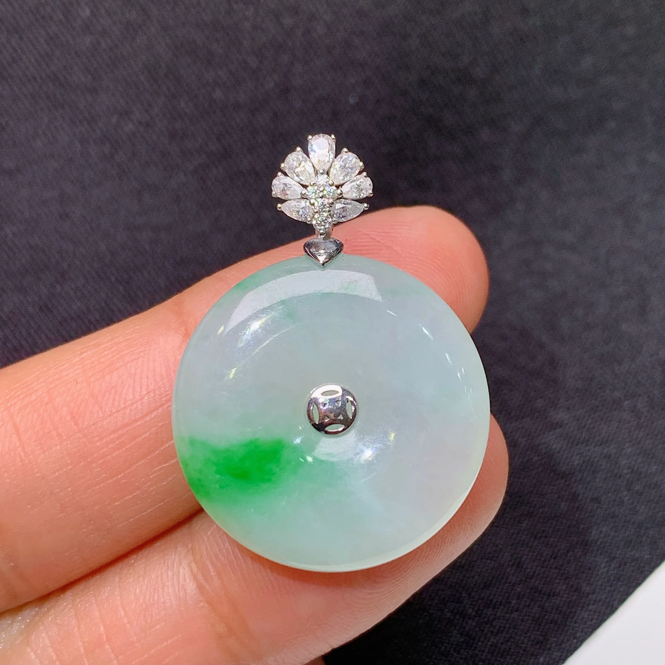 冰飘绿平安扣吊坠，18k金镶嵌，冰润色阳，玉质细腻，种水足，Lu整体尺寸30.2*21.9*5.2