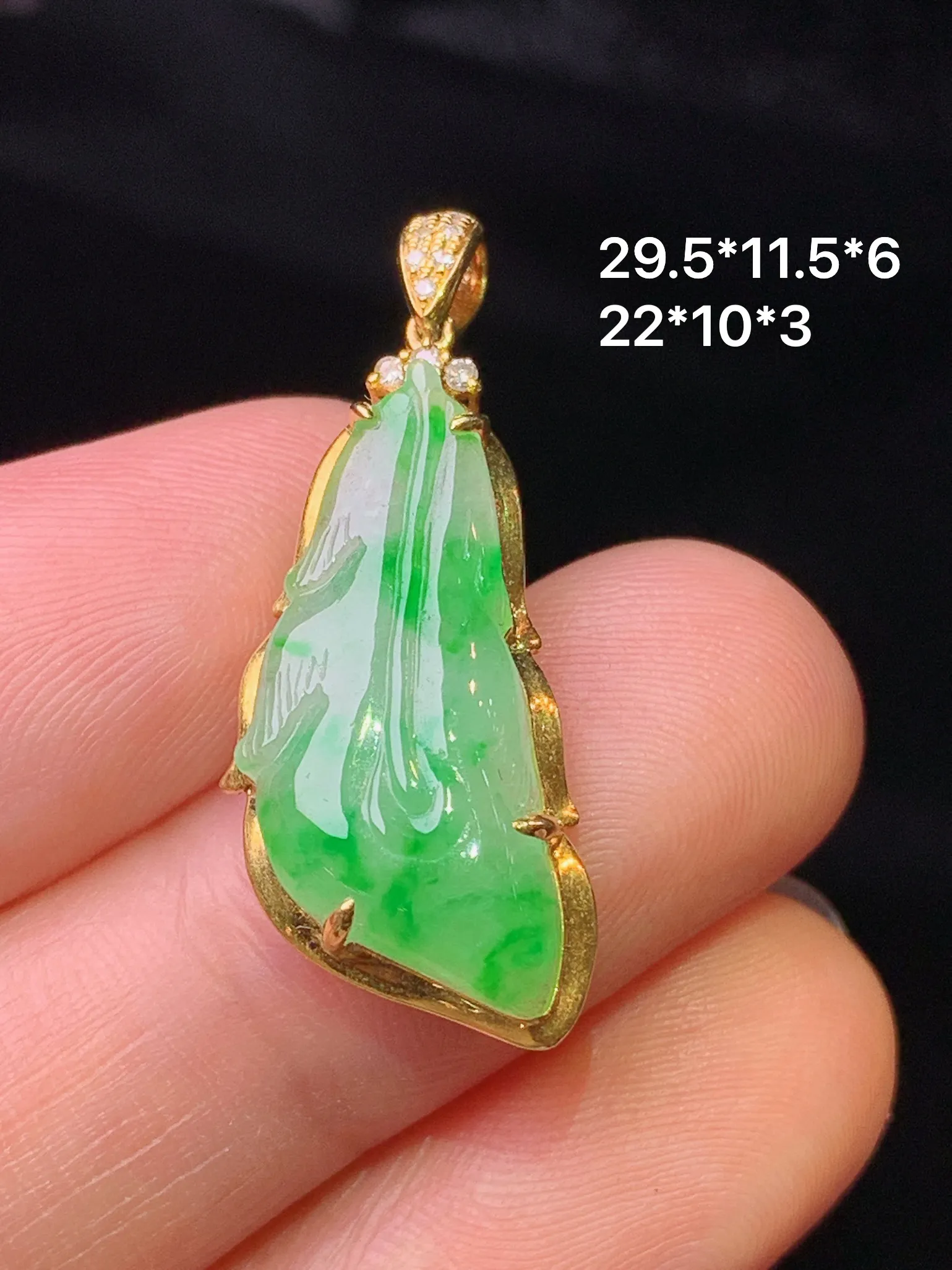 18k金钻镶嵌飘绿树叶吊坠 玉质细腻 水润亮眼 色泽艳丽 整体尺寸29.5*11.5*6