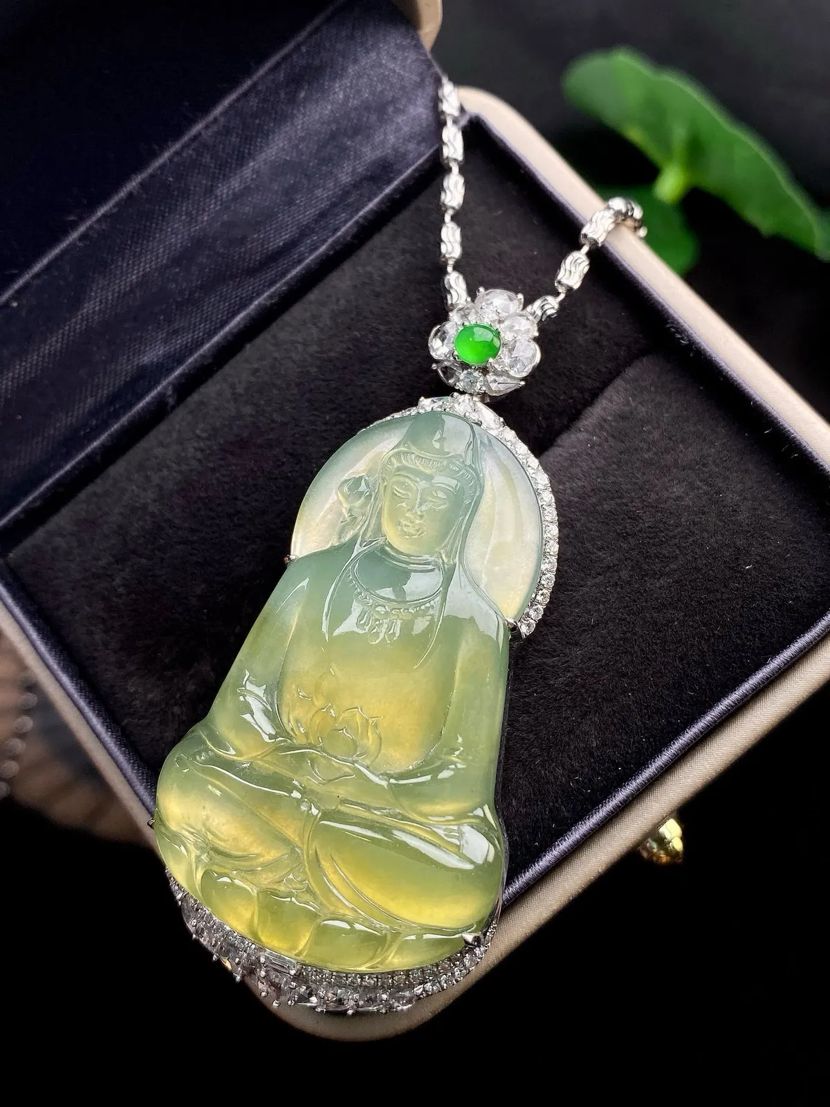【冰种橄榄绿观音】质地细腻，通透度上佳，冰感十足，适合佩戴，收藏品质，18k金钻镶嵌，裸石尺寸41.