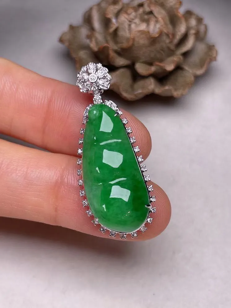 冰糯种辣色福豆吊坠、真金真钻镶嵌，种水好，玉质细腻 .裸石尺寸 25.3*11.5