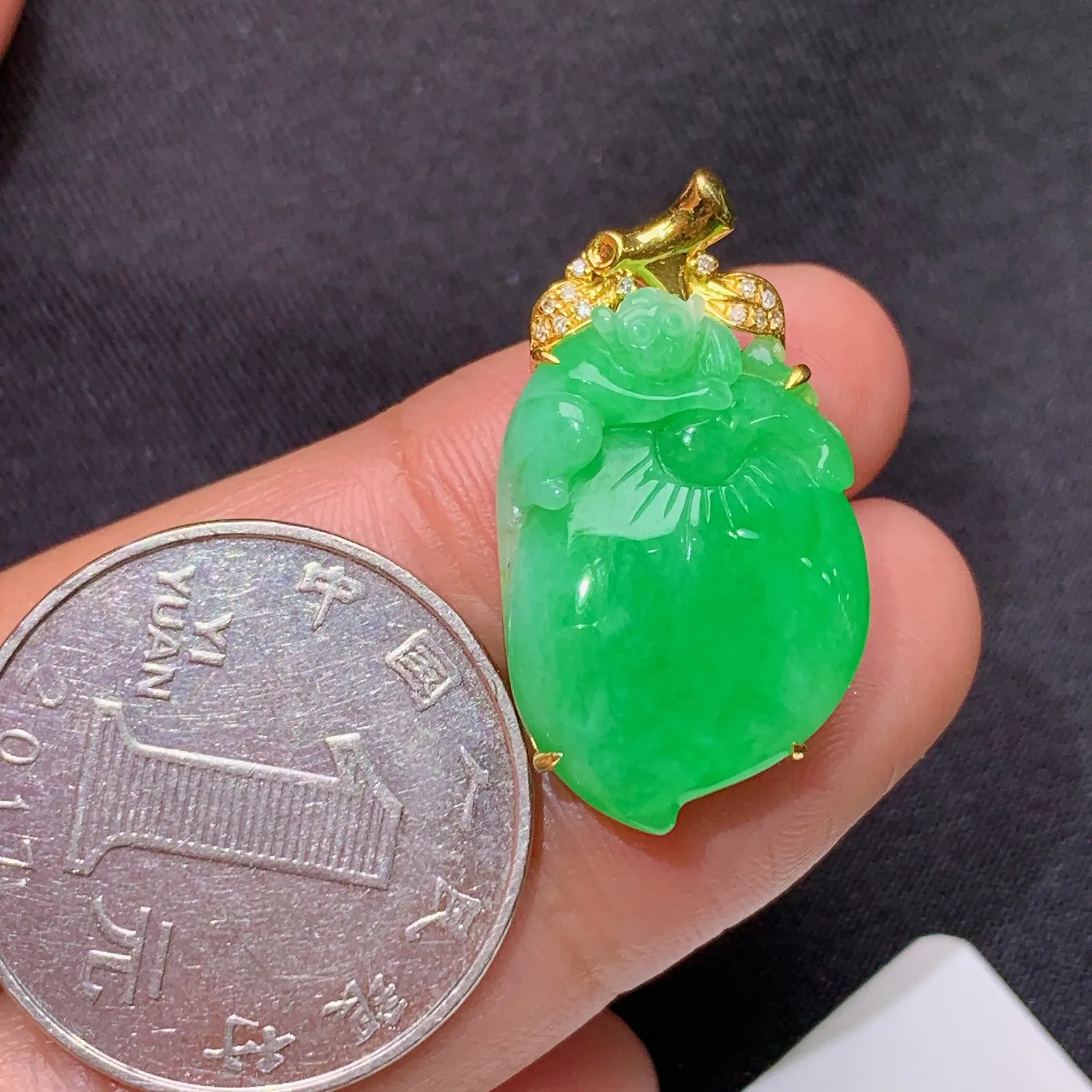 阳绿寿桃吊坠，灵猴献瑞，18k金镶嵌，冰润色阳，玉质细腻，种水足，尺寸27.5*15.4*6.2