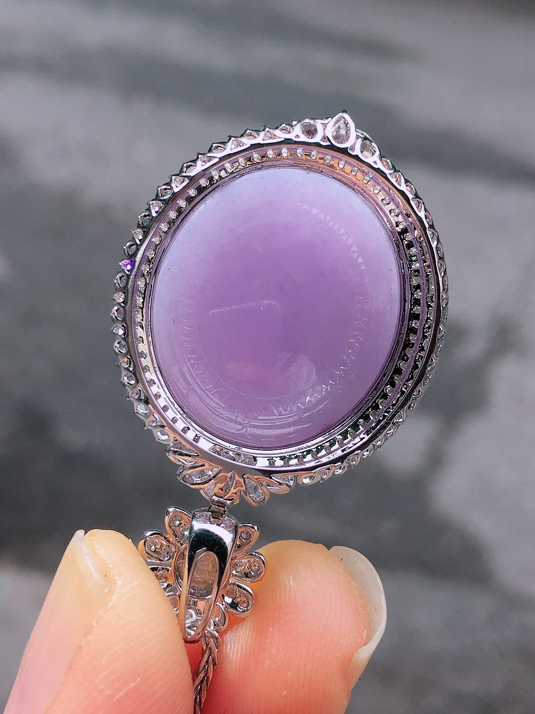 紫罗兰蛋面吊坠，色泽均匀艳丽，玉质细腻，荧光感超
强，饱满圆润，尽显优雅气质，18k
金豪华镶嵌