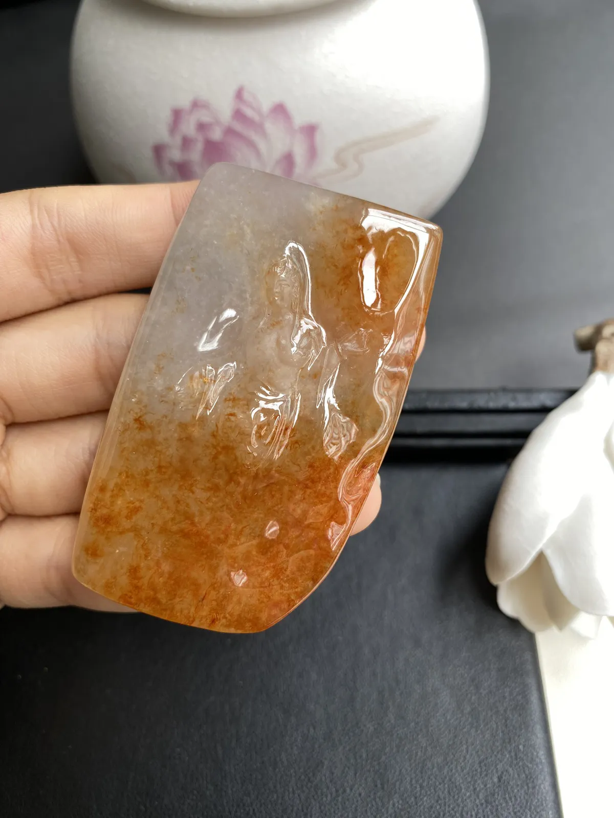 缅甸冰润红翡随形观音牌，种老冰润光泽，尺寸66x40x10.8mm，品相非常厚桩，纯手工雕刻，颜色鲜