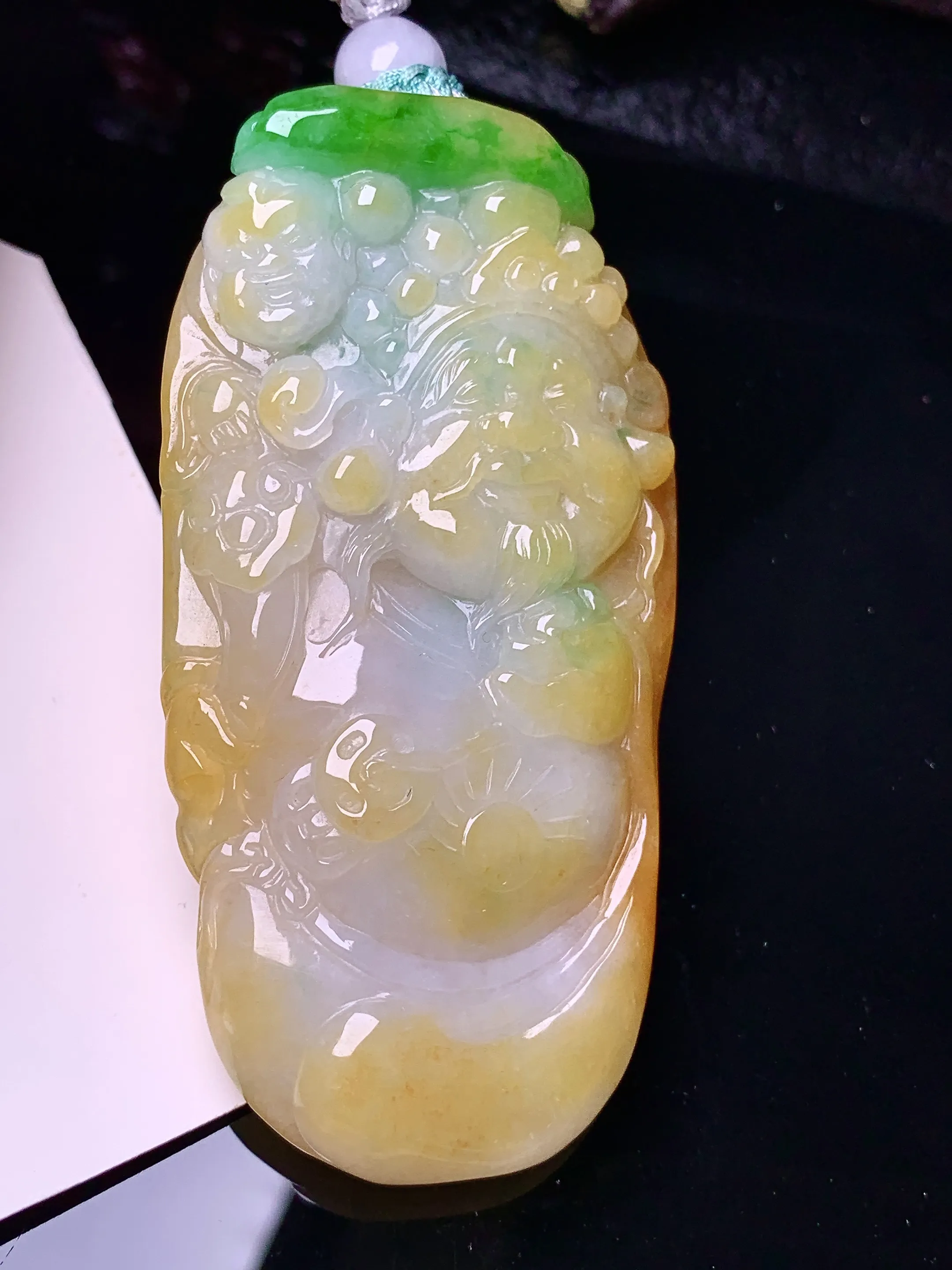 飘黄加绿财神吊坠 玉质细腻 水润亮眼 色泽艳丽 整体尺寸65*32.6*10