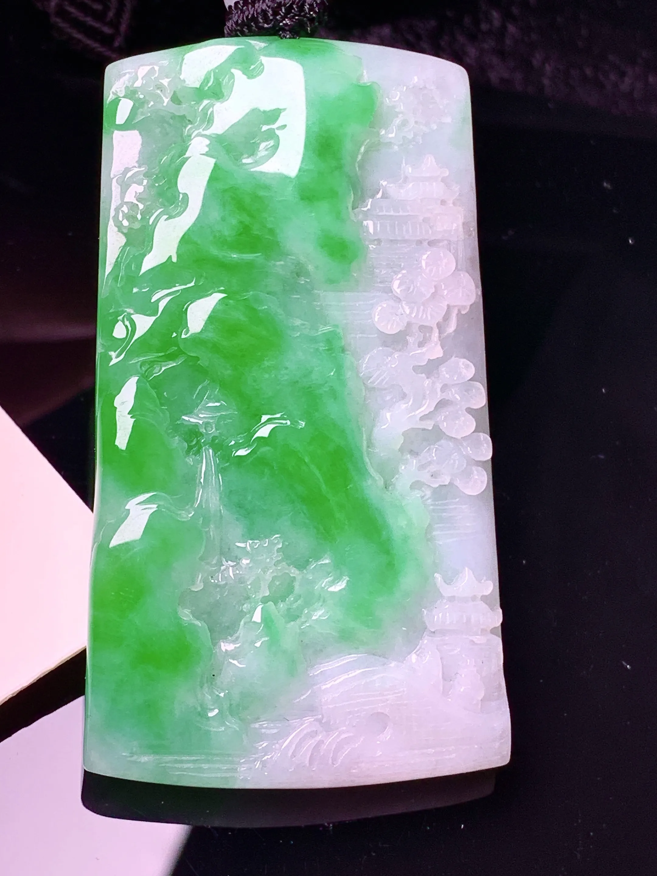 飘绿山水牌子吊坠 玉质细腻 水润亮眼 色泽艳丽 整体尺寸55*30*5.6