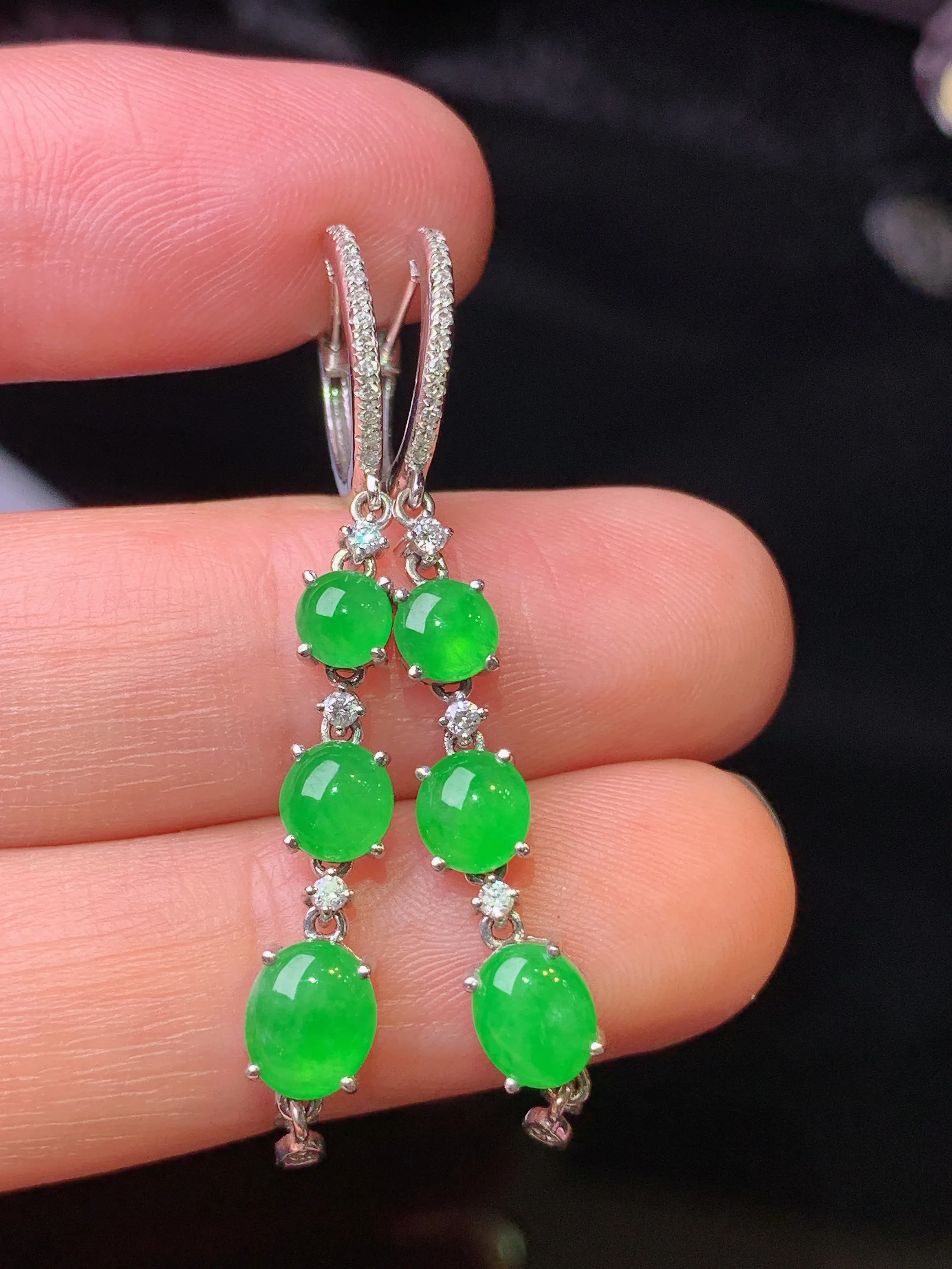 18k金钻镶嵌满绿蛋面耳坠 玉质细腻 水润亮眼 色泽艳丽 整体尺寸43.2*5.3*4