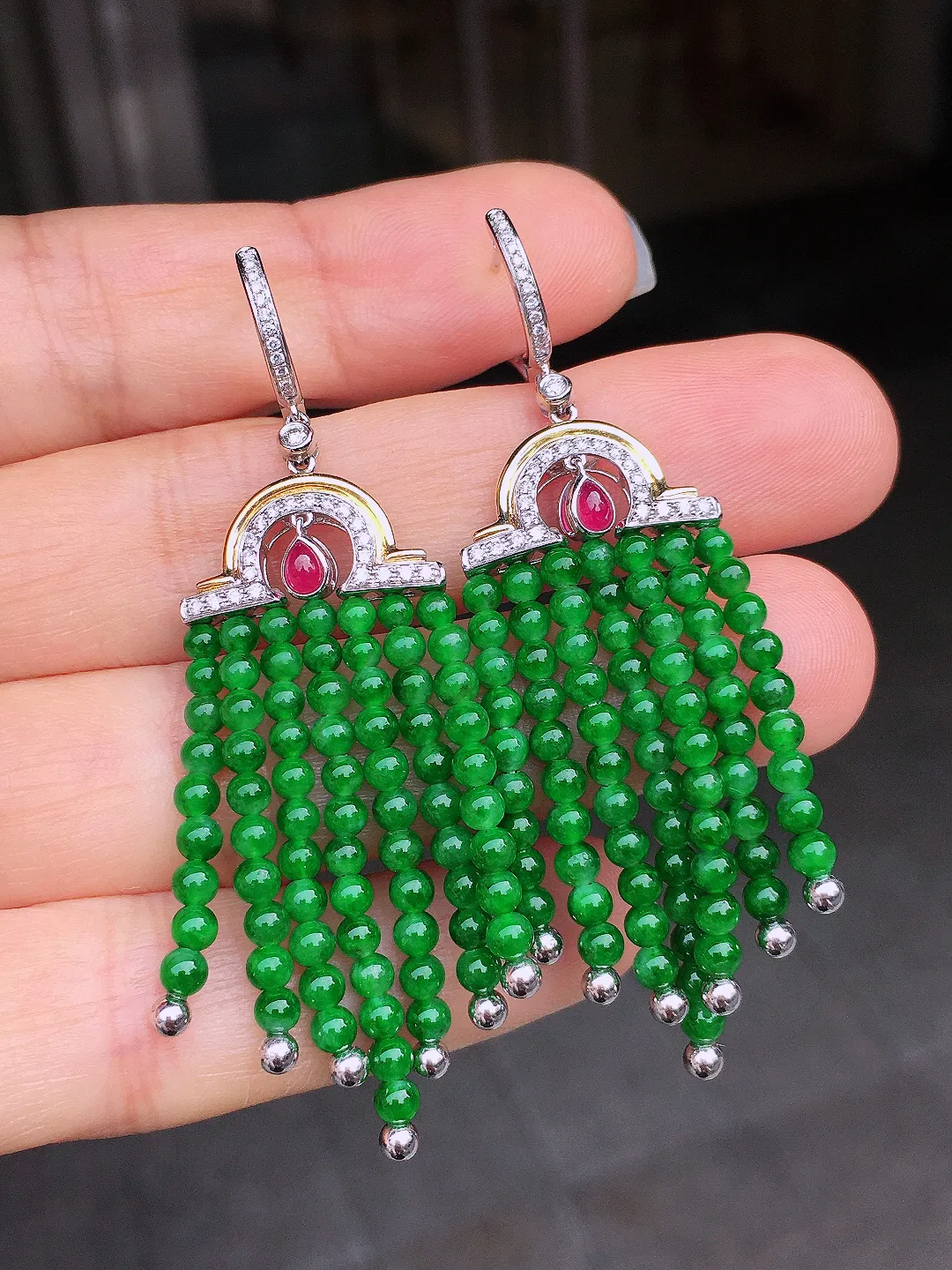 阳绿珠子耳坠，色泽均匀艳丽，玉质细腻，荧光感超
强，饱满圆润，尽显优雅气质，18k
金豪华镶嵌