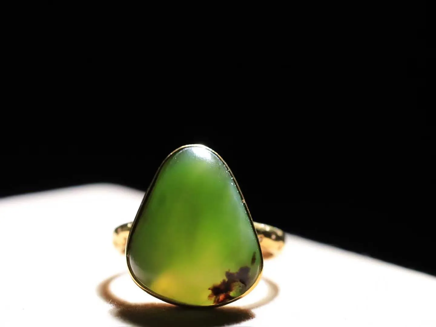 【金镶玉.戒指】

精品和田玉碧玉18k金戒指 玉质细腻温润 油性十足 ，不论时光如何流转变化，这枚戒指始终闪耀着最初的光芒。精工镶嵌18K金 （保真金 可检测贵金属18K金） 重5.4克 尺寸17.4-17.3-14.2mm 231201236A