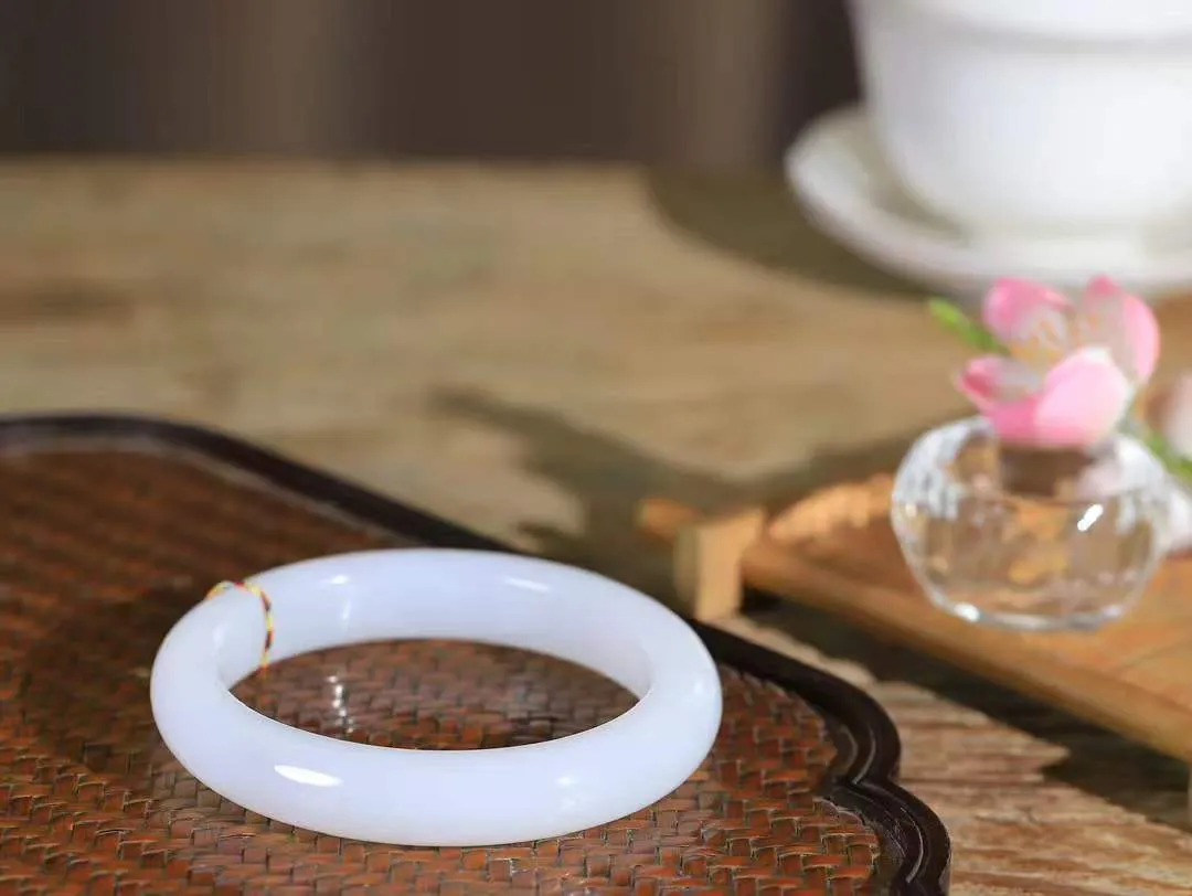 （柔情似水.手镯）

精品和田玉白玉手镯，玉质温润细腻，镯型饱满圆润，优雅知性，姽婳于幽静兮，又婆