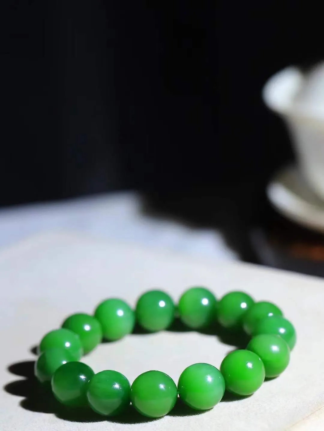 【珠圆玉润.手串】

收藏级️和田玉碧玉猫眼珠圆玉润手串 玉质温润细腻  整串打磨圆润，佩戴舒适。