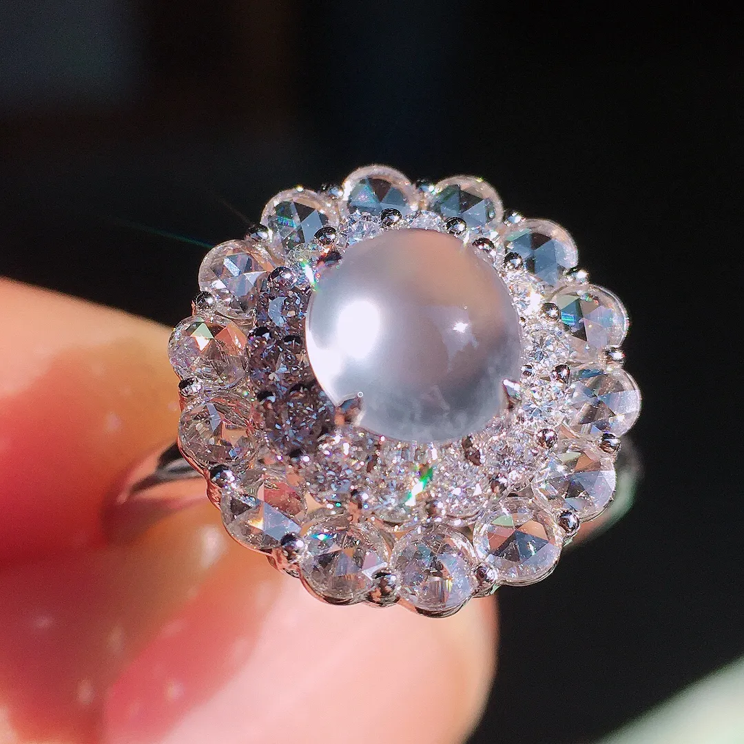 玻璃种蛋面戒指，玉质细腻，荧光感超
强，饱满圆润，尽显优雅气质，18k
金豪华镶嵌