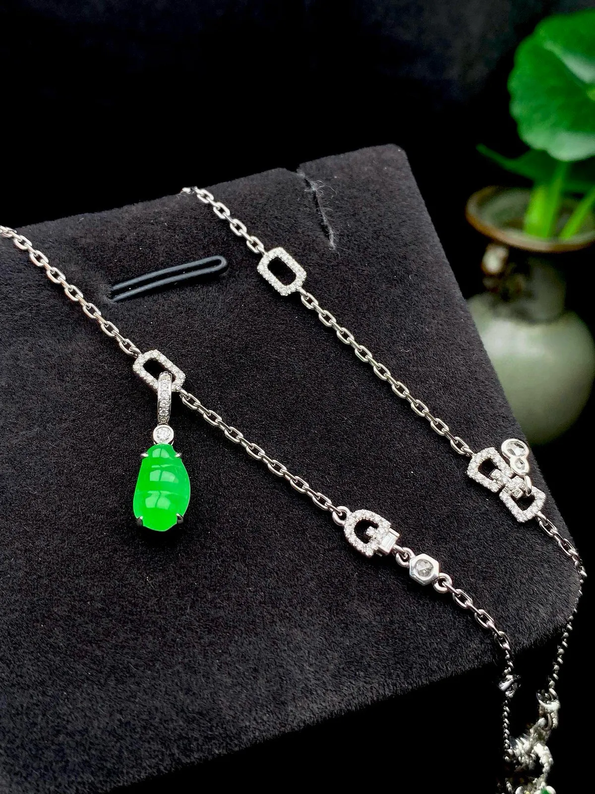 【冰种满绿福豆吊坠】种地上乘，冰感十足，通透起光，饱满圆润，18k金钻镶嵌，裸石尺寸14.3*6.9