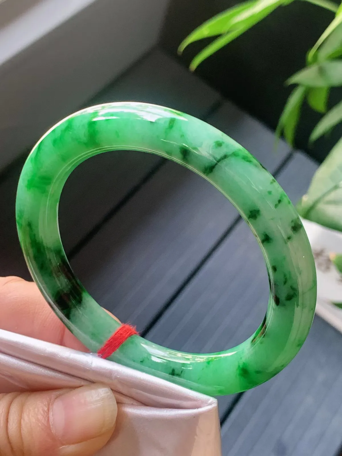 【翡翠名称】老种冰飘绿花55.4圈口圆条手镯
【翡翠尺寸】55.4/9.3/9.8mm适合55-57