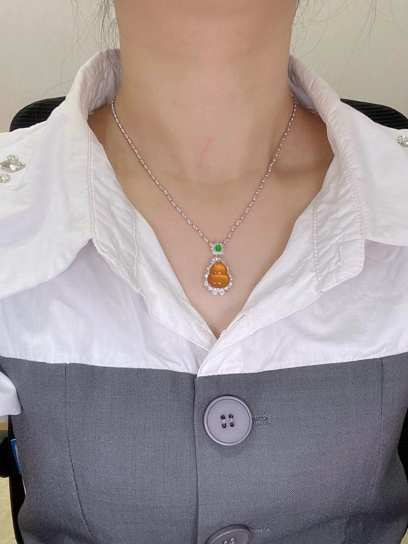 【冰种黄翡葫芦吊坠】质地细腻，冰感十足，晶莹透亮，18K金钻镶嵌，裸石尺寸14.8*12.1*3.8毫米