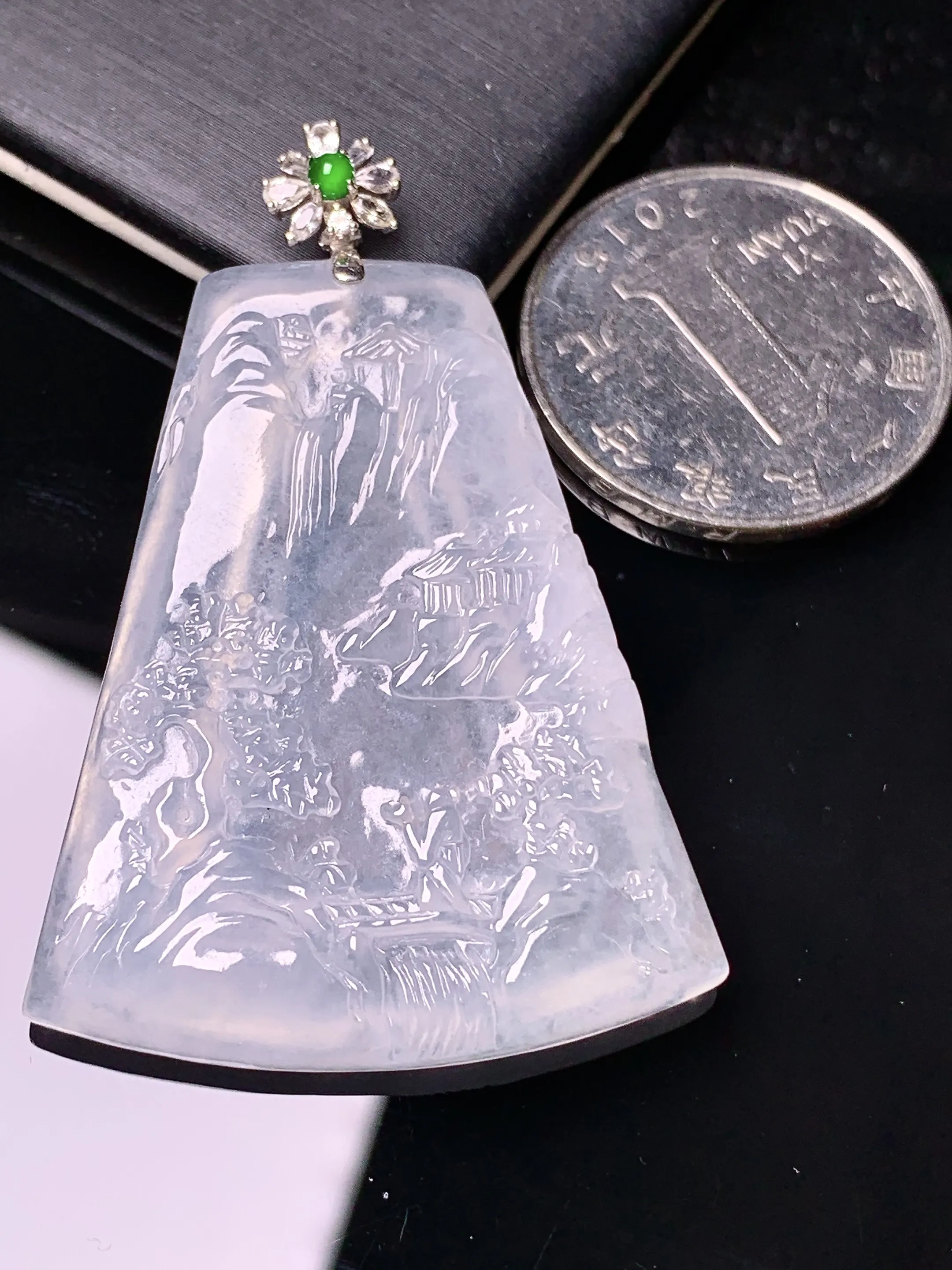 18k金钻镶嵌冰种山水牌子吊坠 玉质细腻 水润亮眼 色泽艳丽 整体尺寸49.5*34*5.2