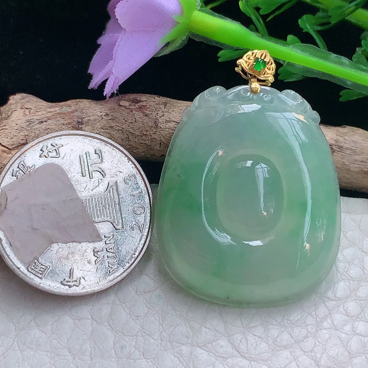 x54自然光33.8*28*5.8精美翡翠a货冰绿福贝玉吊坠 玉挂件