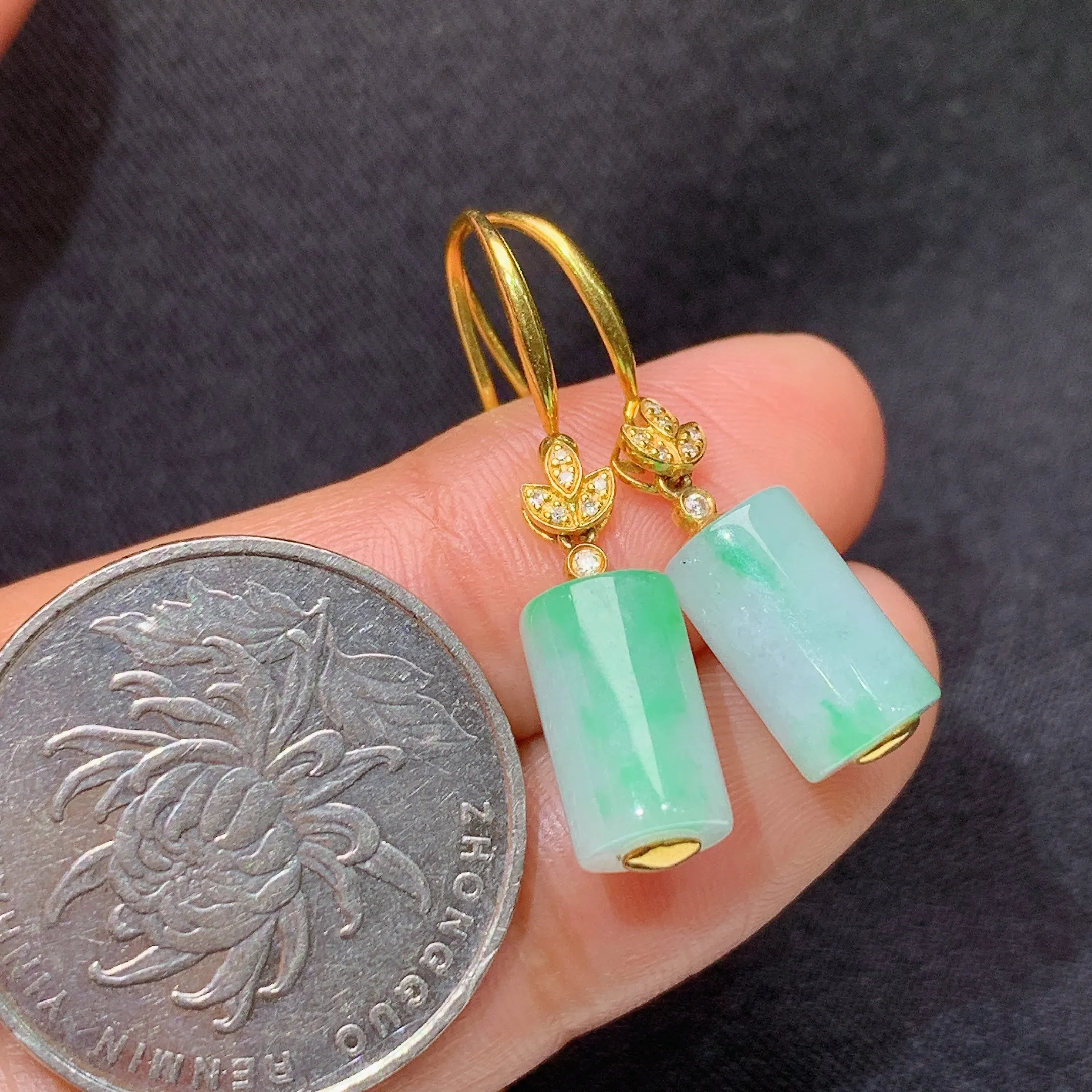 冰飘绿平安柱耳坠，18k金镶嵌，简约时尚，冰润细腻，种水足，Lh裸石尺寸10.9*6.6