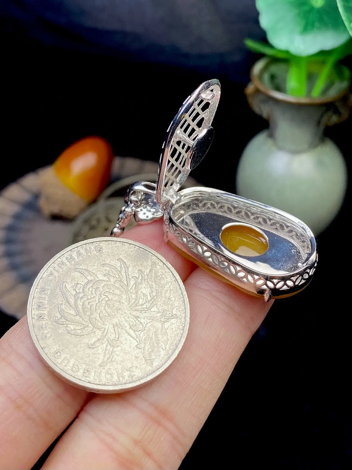 【冰种黄翡如意吊坠】种水很好，颜色漂亮，冰润通透，晶莹闪亮，18K金钻镶嵌，裸石尺寸27.2*17*3.8毫米