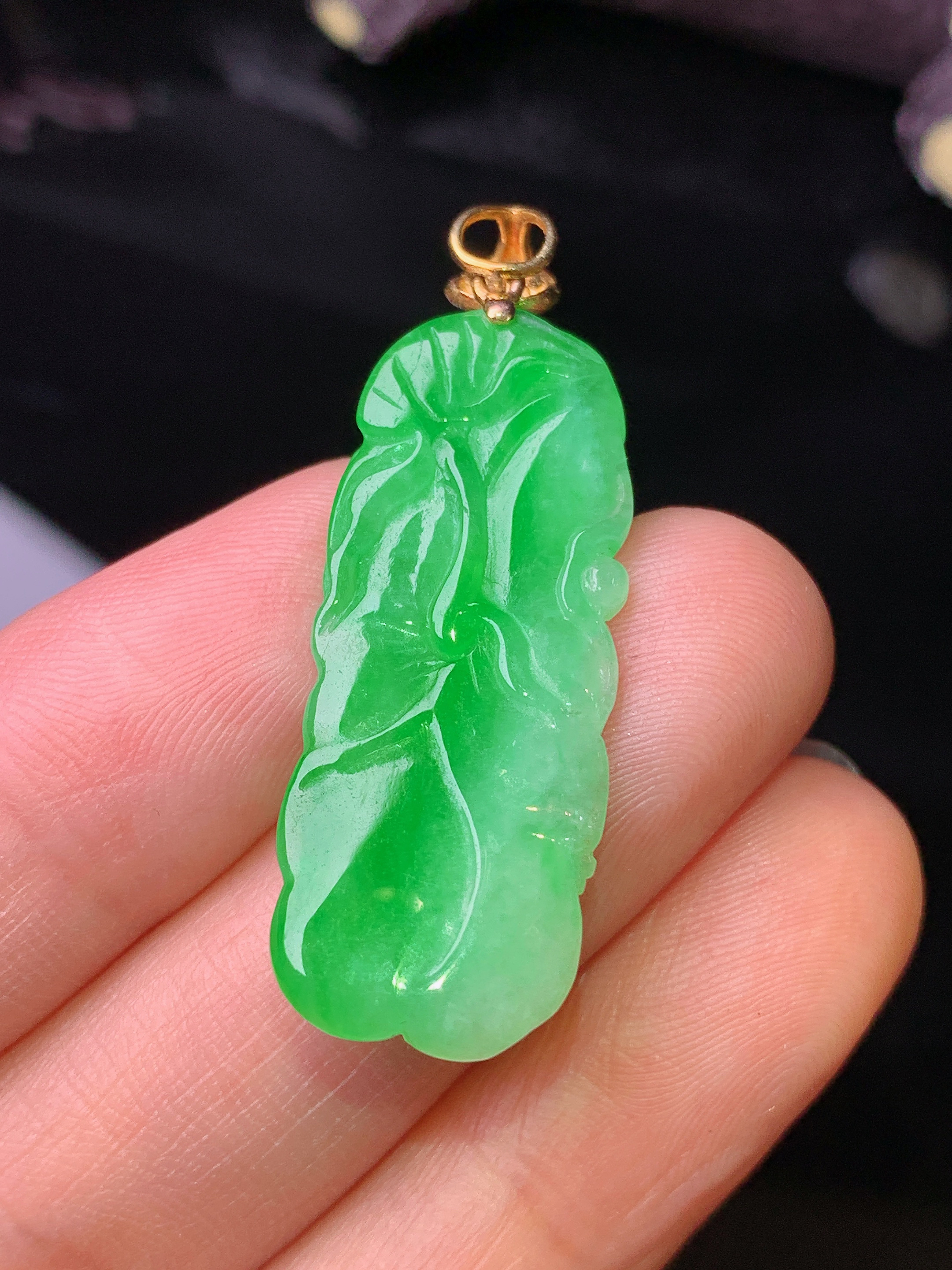 18k金镶嵌翠绿荷叶吊坠 玉质细腻 水润亮眼 色泽艳丽 整体尺寸39.6*13*3