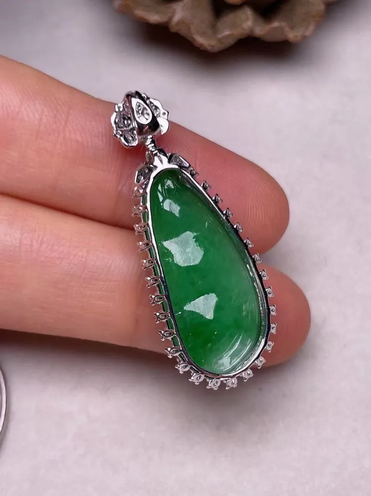 冰糯种辣色福豆吊坠、真金真钻镶嵌，种水好，玉质细腻 .裸石尺寸 25.3*11.5