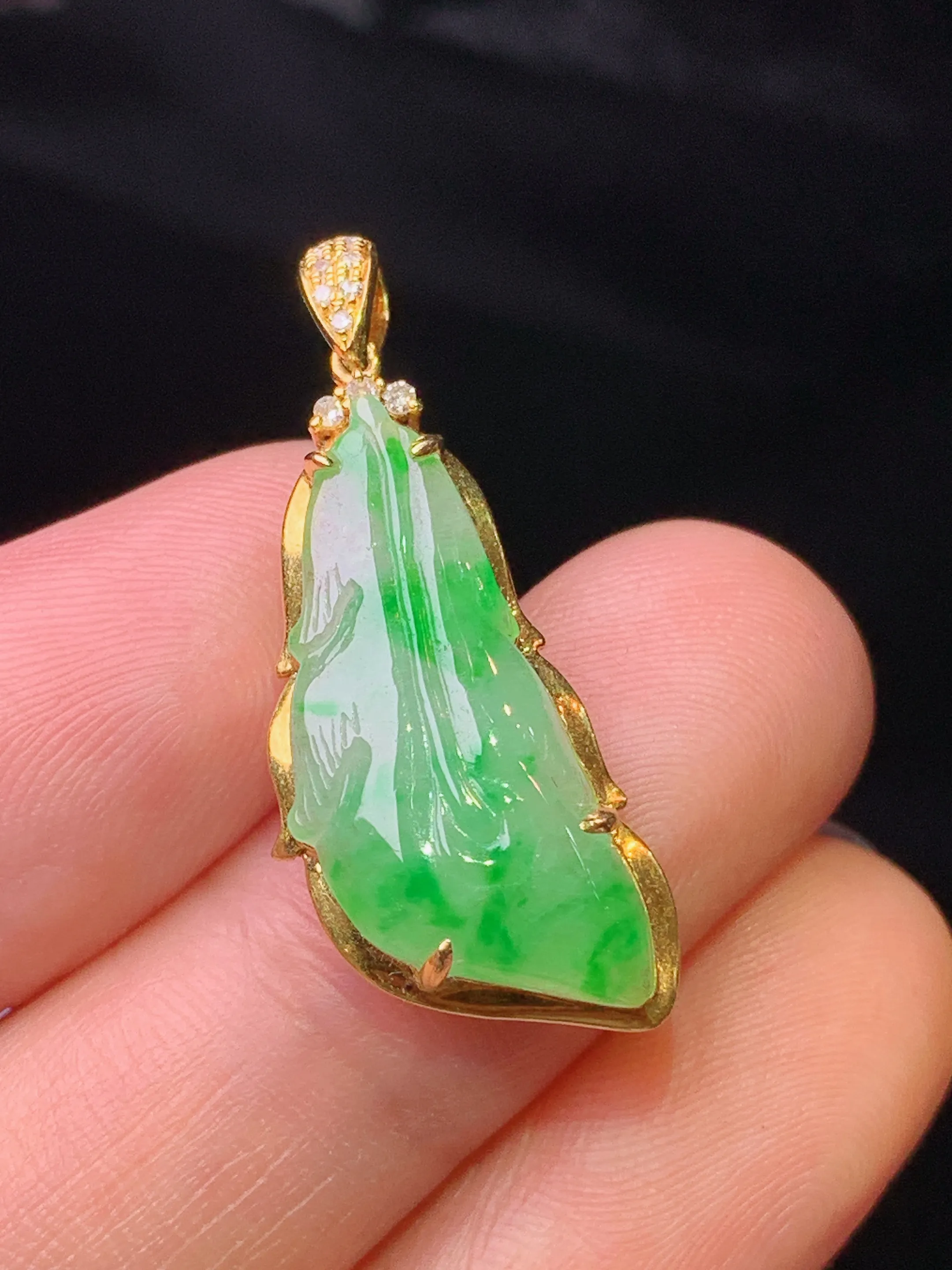 18k金钻镶嵌飘绿树叶吊坠 玉质细腻 水润亮眼 色泽艳丽 整体尺寸29.5*11.5*6
