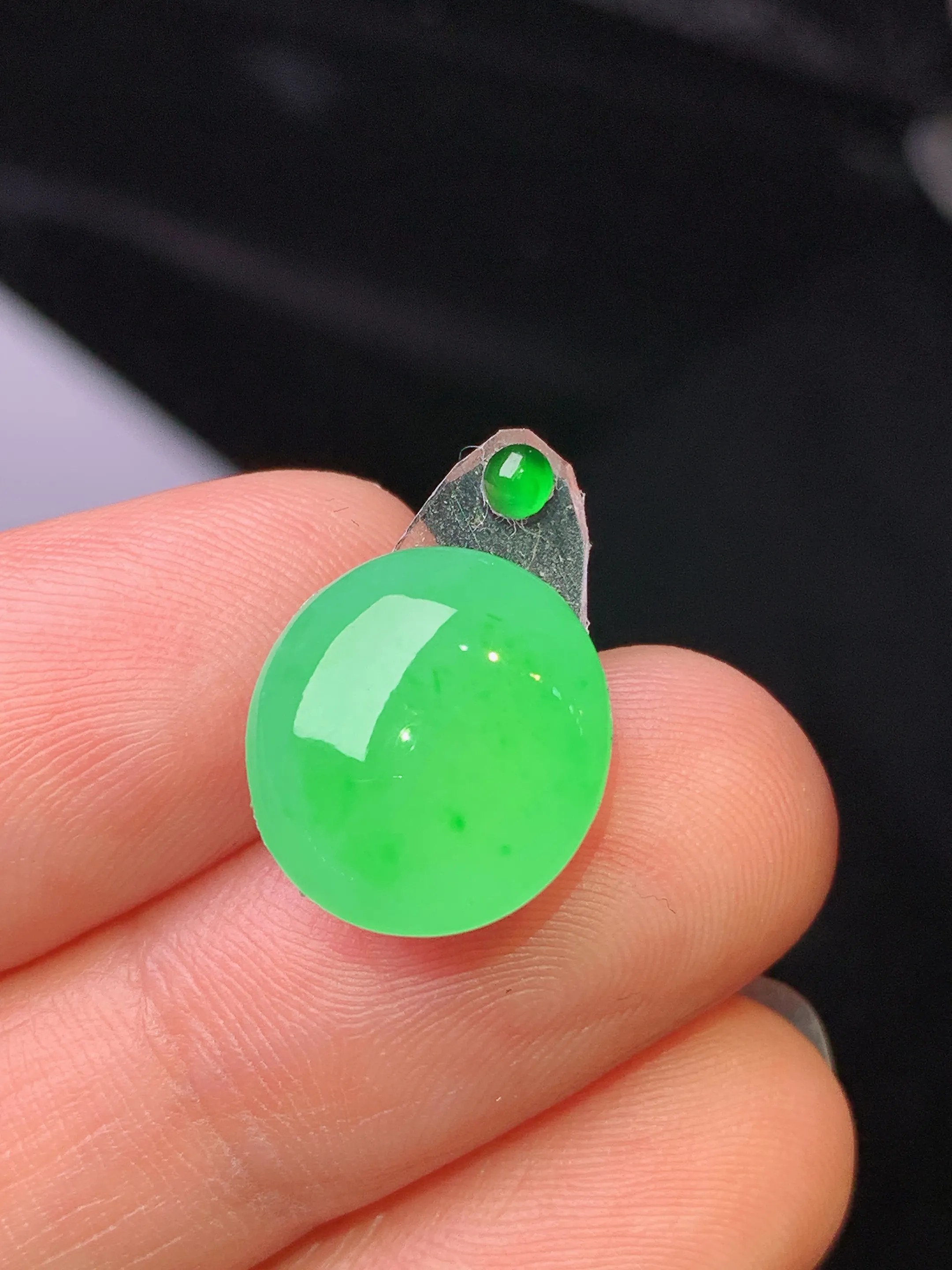 镶嵌款 翠绿蛋面吊坠 玉质细腻 水润亮眼 色泽艳丽 整体尺寸13.2*12*4.5