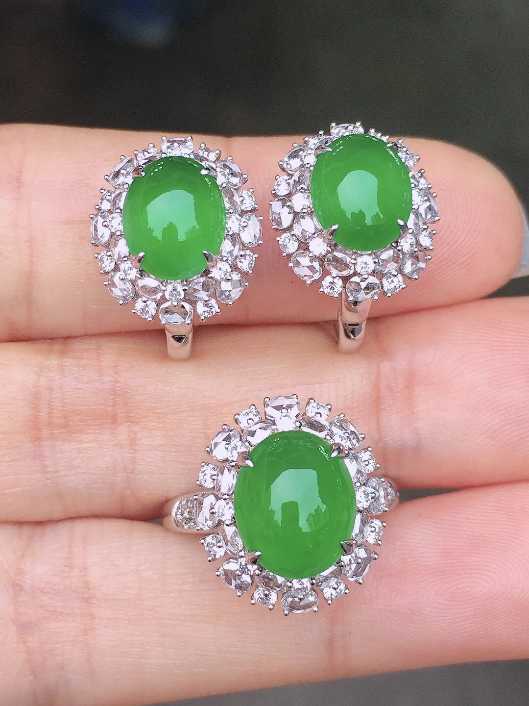 阳绿蛋面套装（耳钉+戒指），色泽均匀艳丽，玉质细腻，荧光感超
强，饱满圆润，尽显优雅气质，18k
金豪华镶嵌