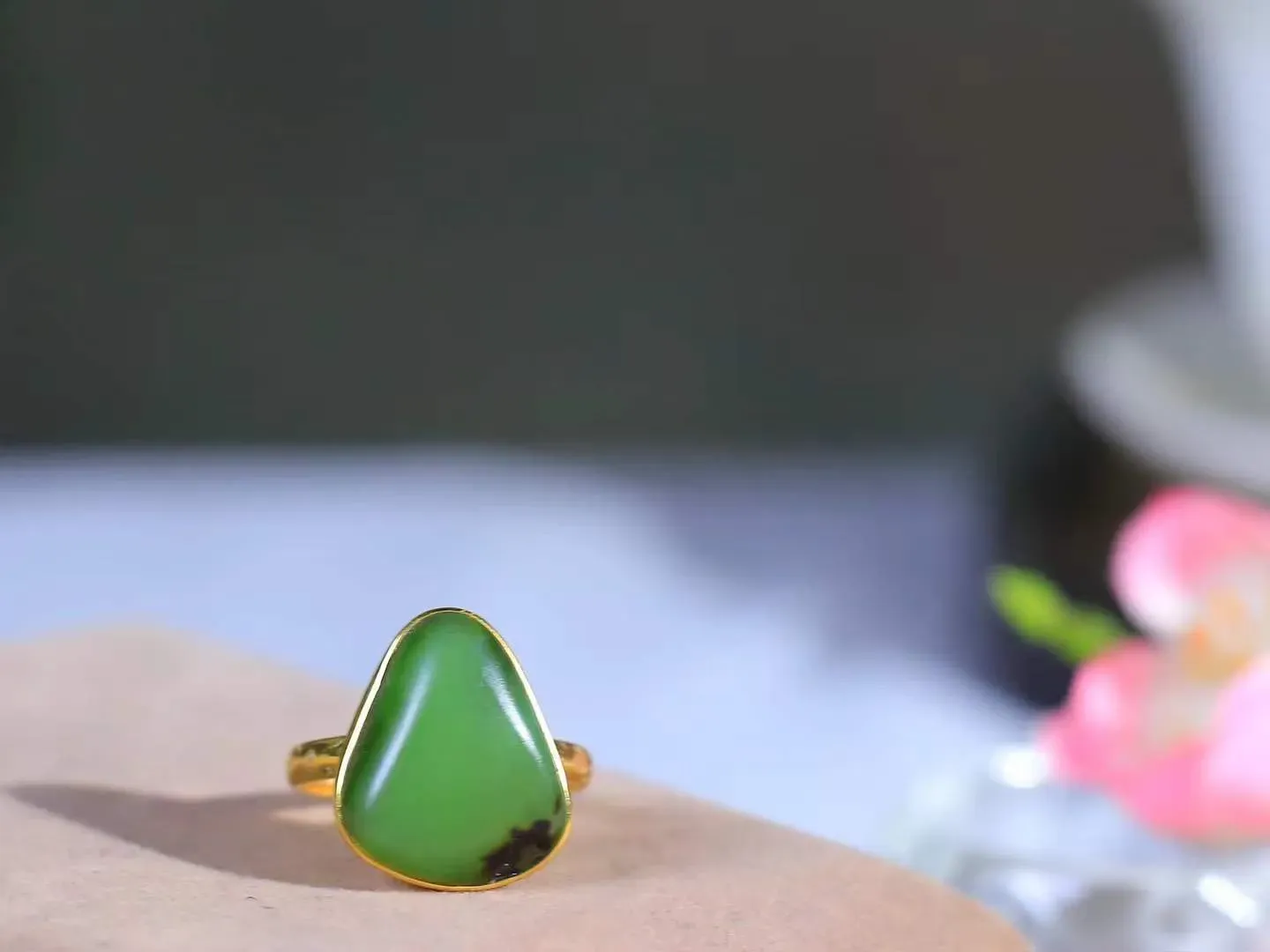 【金镶玉.戒指】

精品和田玉碧玉18k金戒指 玉质细腻温润 油性十足 ，不论时光如何流转变化，这枚