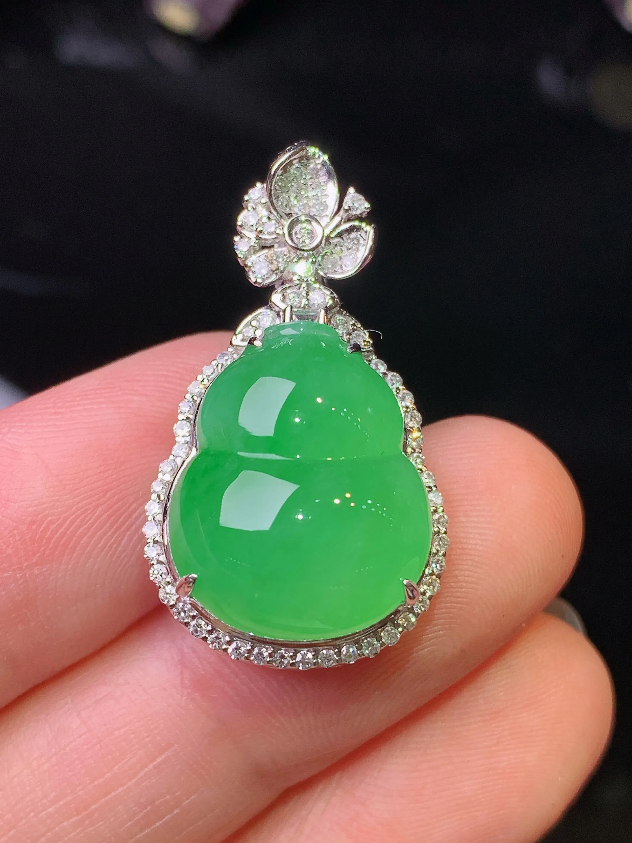 18k金钻镶嵌满绿葫芦吊坠 玉质细腻 水润亮眼 色泽艳丽 整体尺寸29*16*11