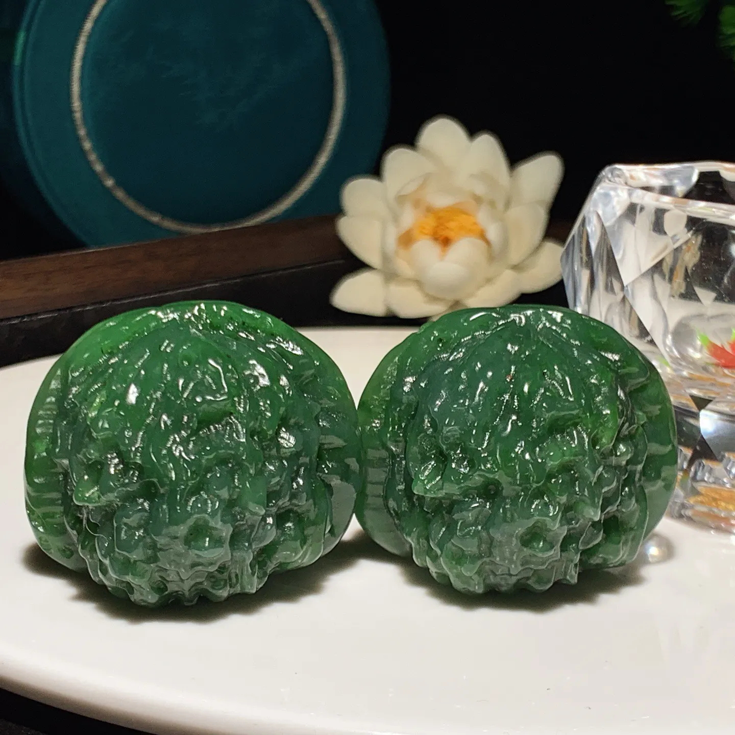 和田玉阳绿俄罗斯碧玉大权在握核桃把件。尺寸37/44重170.5克。玉质细腻油润。手推出油。佩戴高端典雅。lt251213