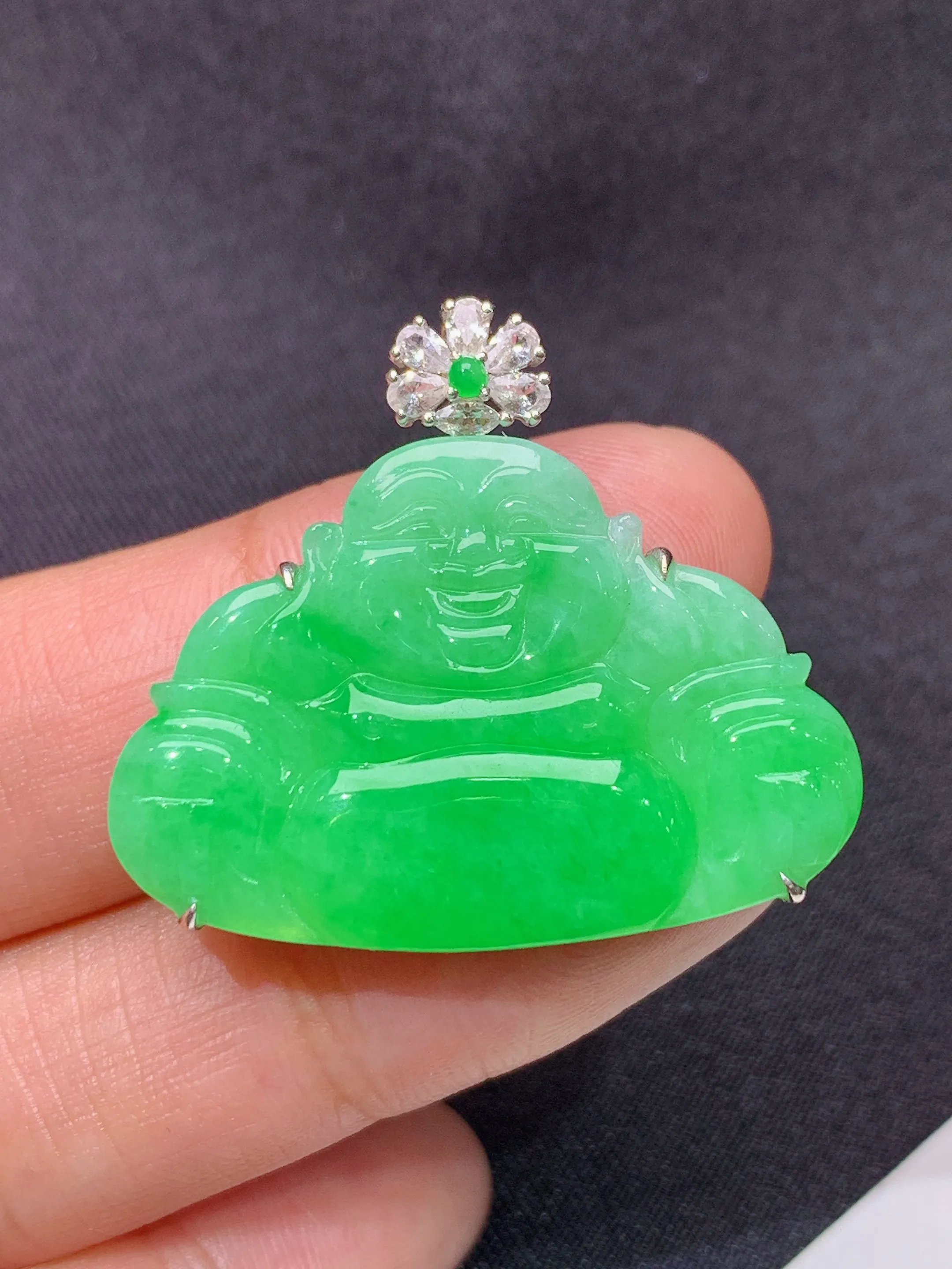 冰阳绿笑佛吊坠，18k金镶嵌，冰润色阳，品相好，种水足，Zy整体尺寸27.6*31.7*5.5