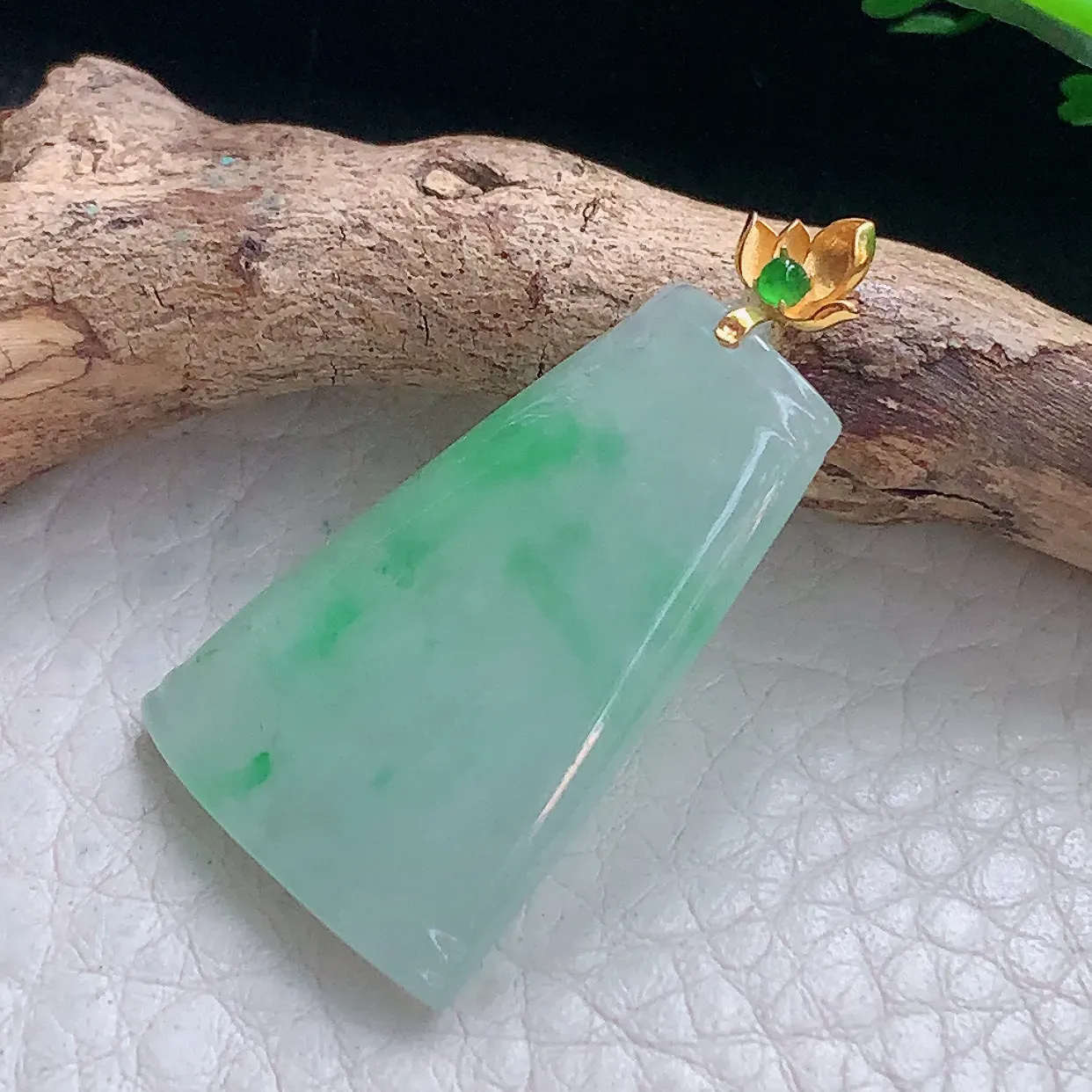 x54自然光35.6*19.2*3.6精美翡翠a货飘绿平安无事牌 素面牌玉吊坠 玉挂件