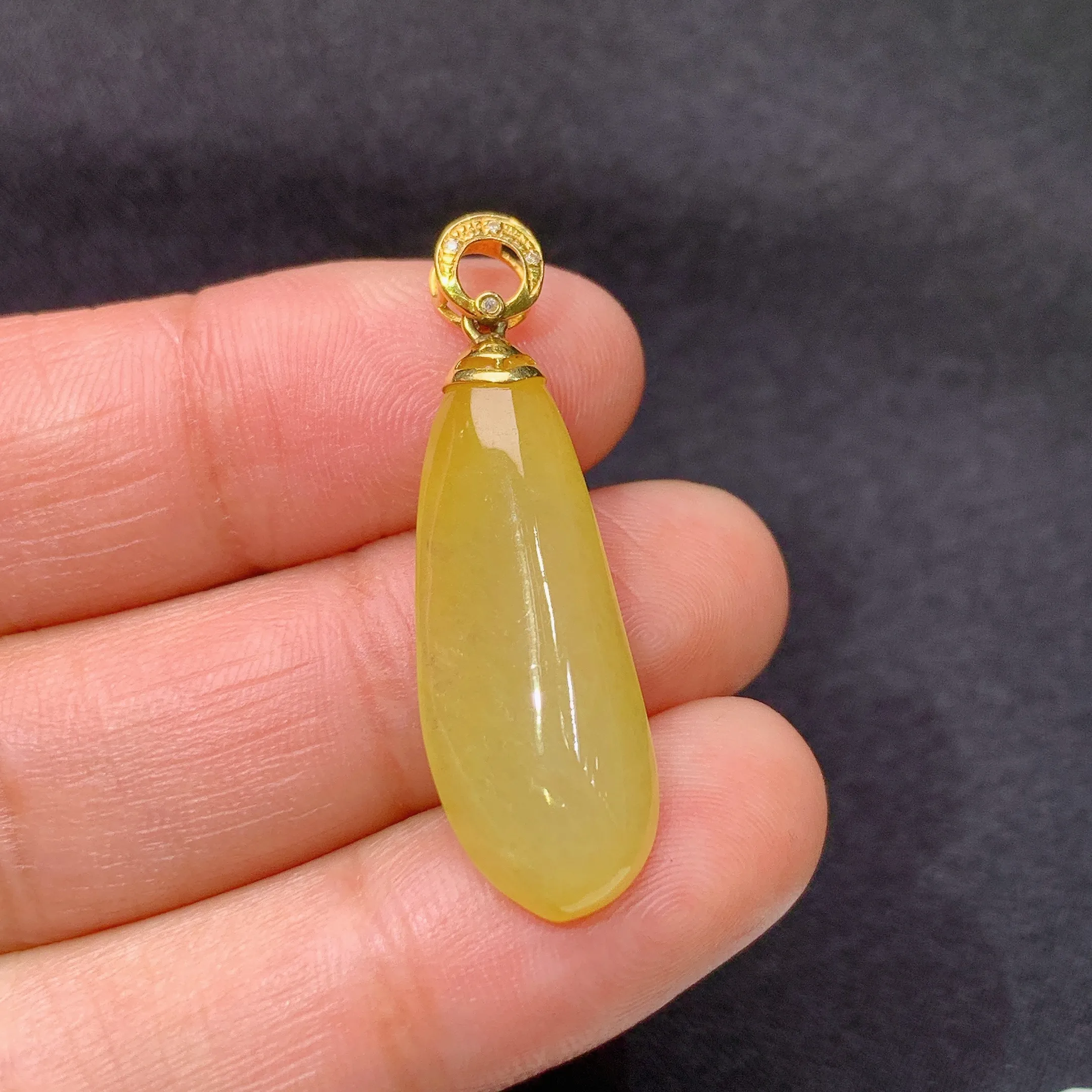 冰黄翡福瓜吊坠，18k金镶嵌，色泽鲜艳，水色超佳，wq整体尺寸34.3*10.3*4.8