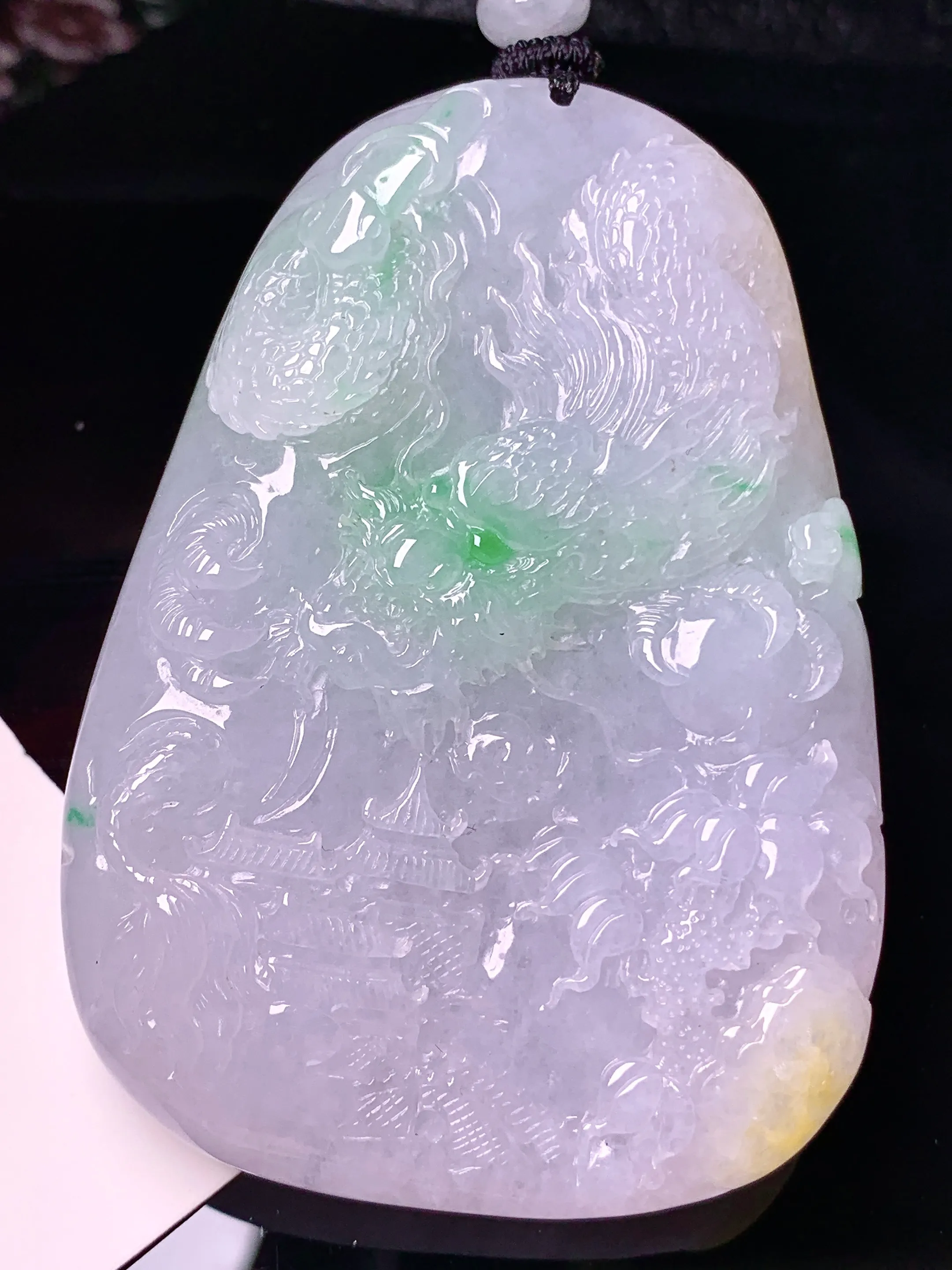 飘绿龙牌吊坠 玉质细腻 水润亮眼 色泽艳丽 整体尺寸65.6*45.7*11.2