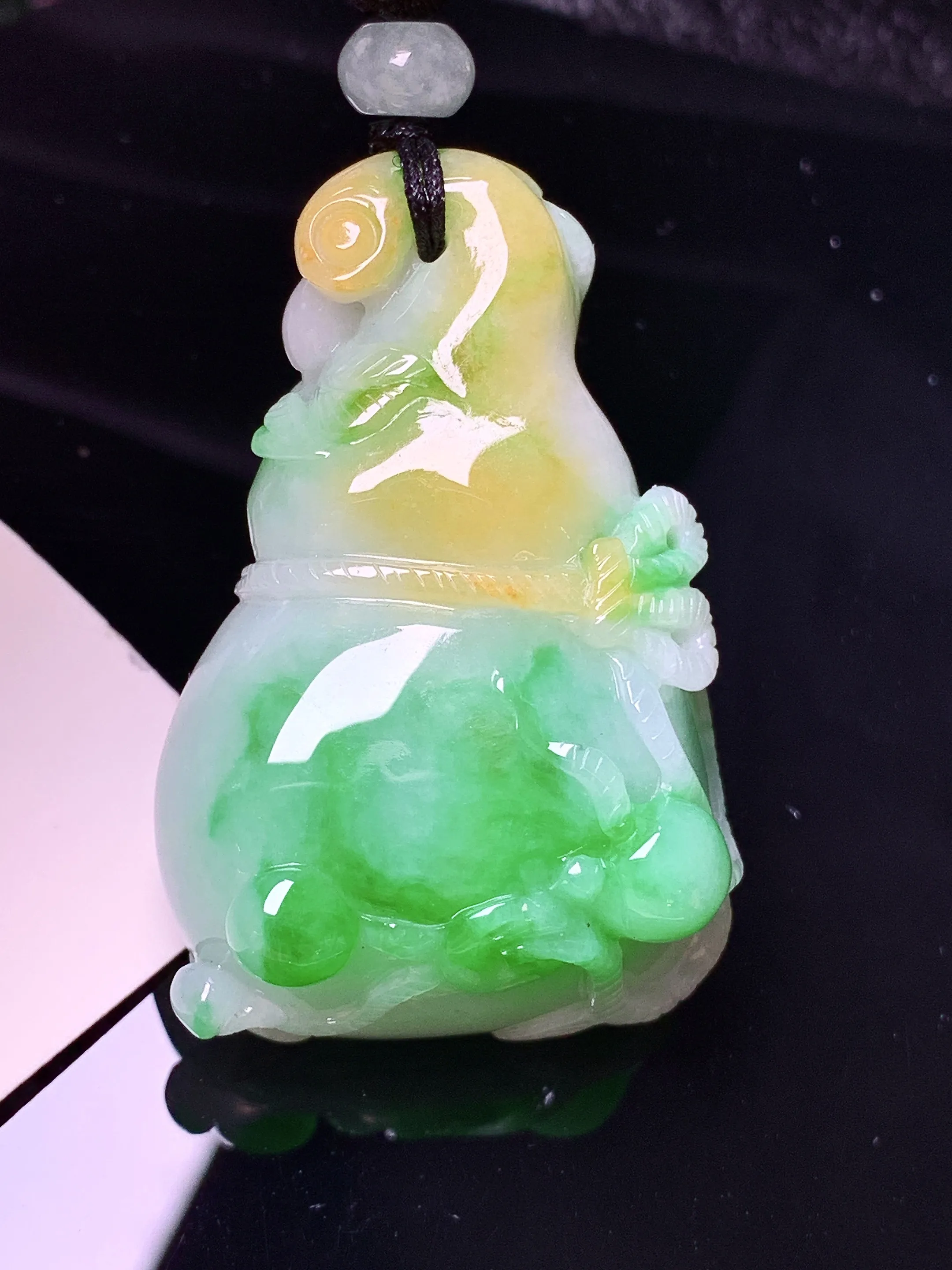 飘黄加绿钱袋吊坠 玉质细腻 水润亮眼 色泽艳丽 整体尺寸45.2*28.6*14.2