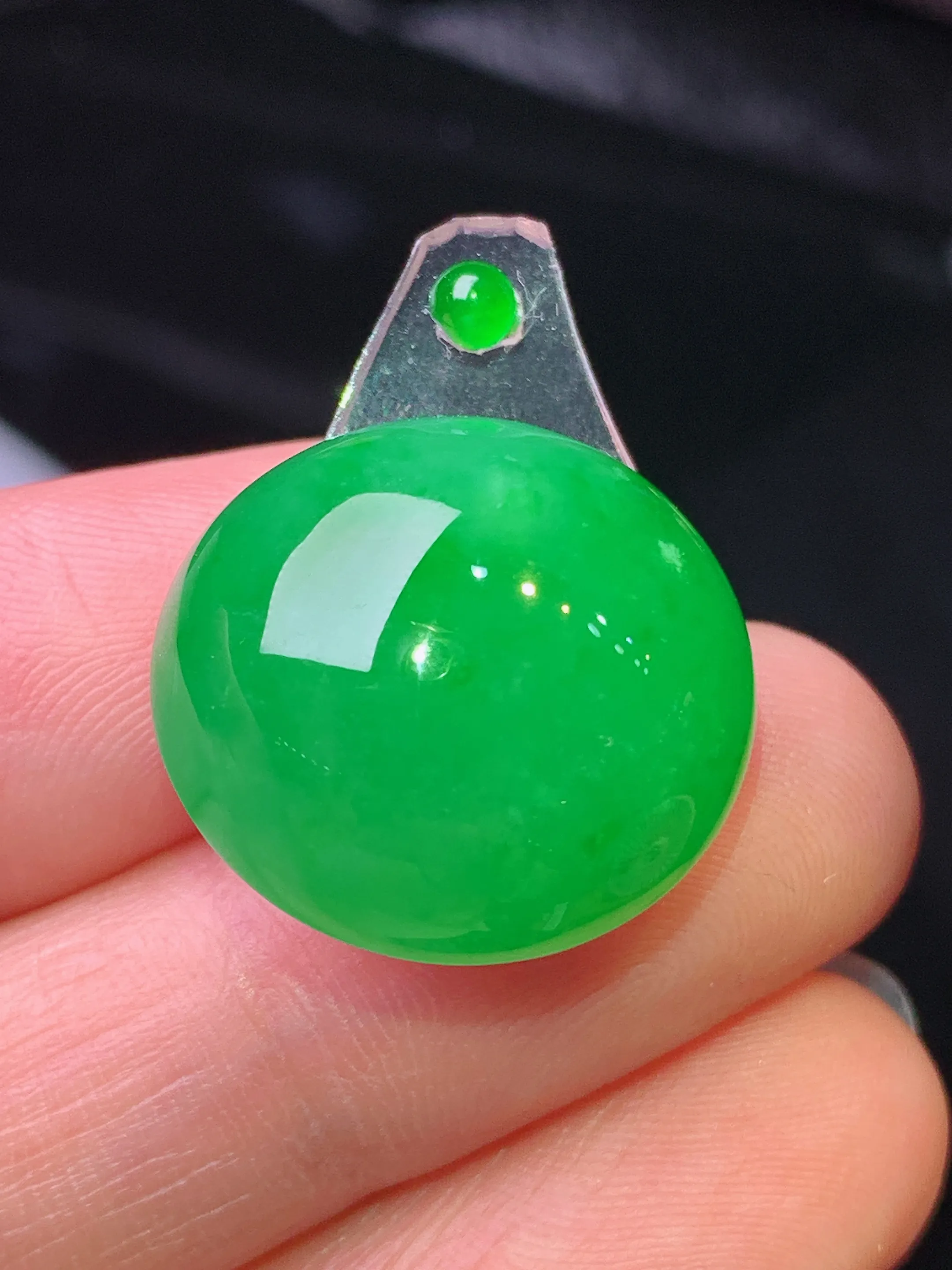 镶嵌款 满绿蛋面吊坠 玉质细腻 水润亮眼 色泽艳丽 整体尺寸18.2*19.5*10.3