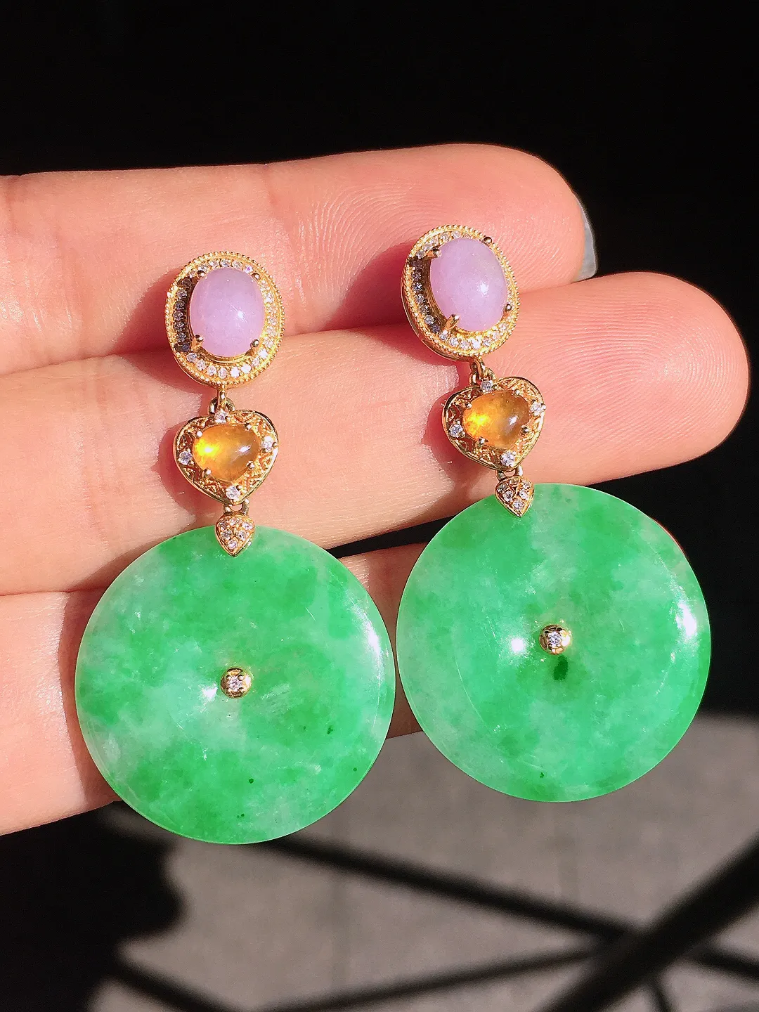 阳绿平安扣耳坠，色泽均匀艳丽，玉质细腻，荧光感超
强，饱满圆润，尽显优雅气质，18k
金豪华镶嵌