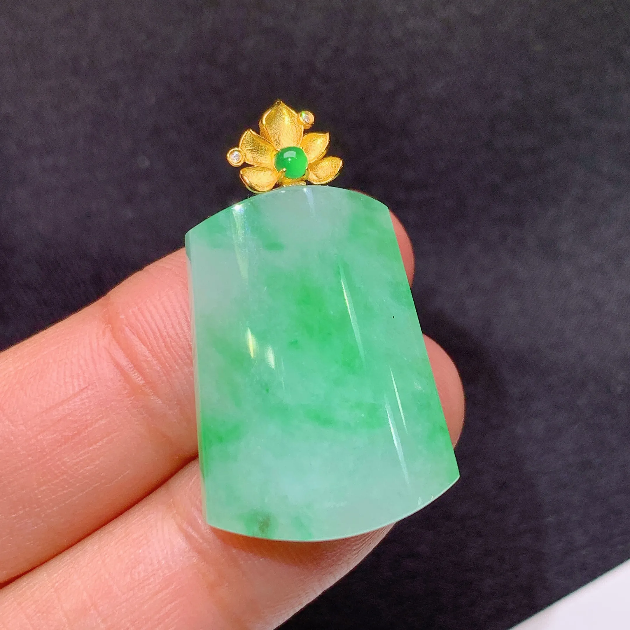 冰飘绿无事牌吊坠，18k金镶嵌，冰润色阳，玉质细腻，种水足，Xz整体尺寸30.9*17.9*5.5