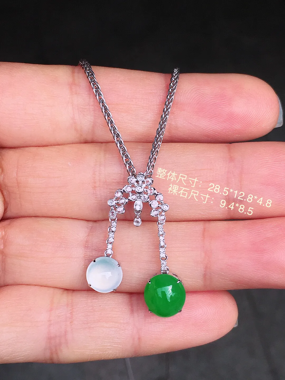 （冰+绿）二合一吊坠，色泽均匀艳丽，玉质细腻，荧光感超
强，饱满圆润，尽显优雅气质，18k
金豪华镶嵌