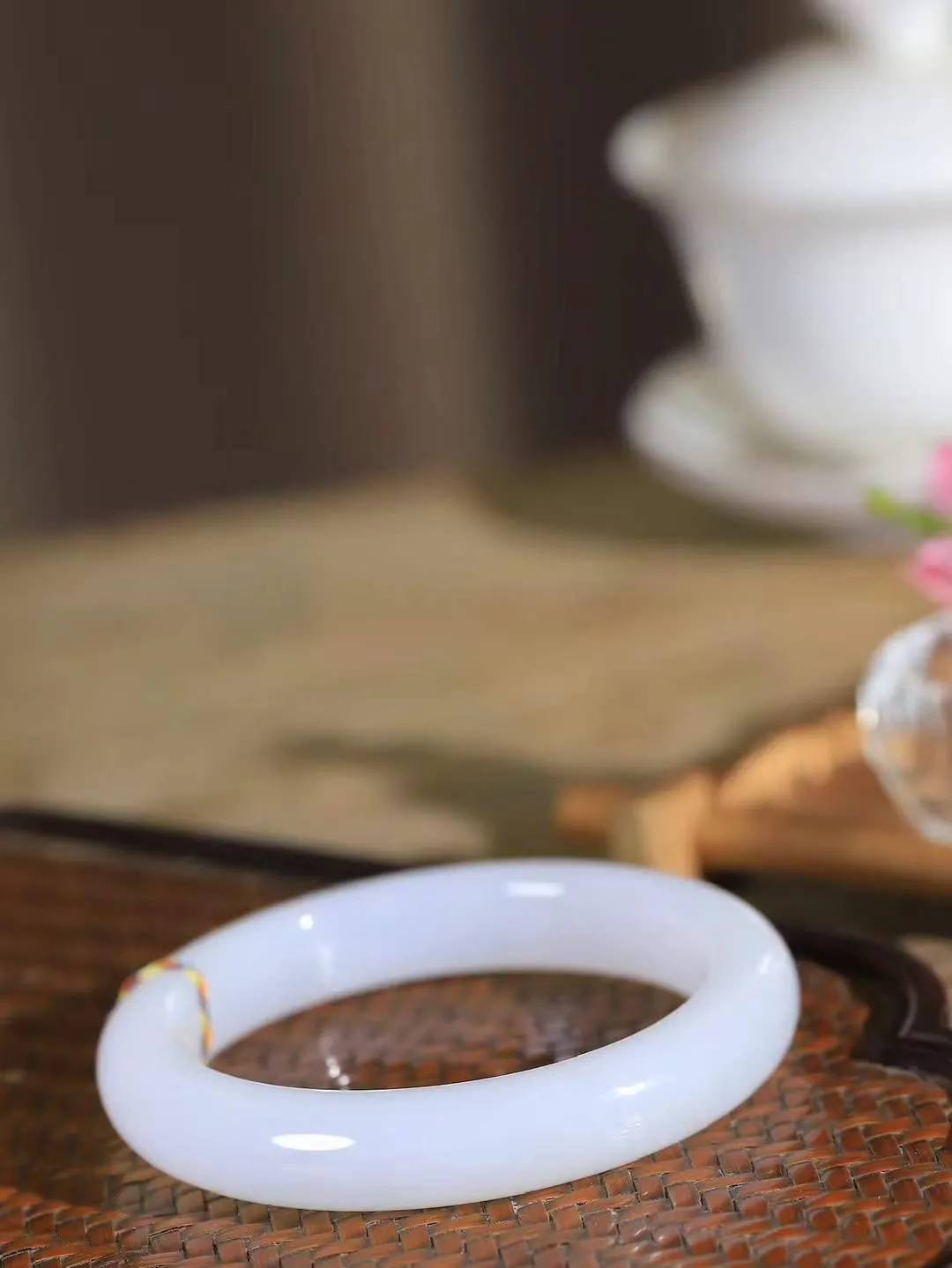 （柔情似水.手镯）

精品和田玉白玉手镯，玉质温润细腻，镯型饱满圆润，优雅知性，姽婳于幽静兮，又婆娑乎人间，经典款型，古朴典雅。极具灵性，腕间风情，风姿卓越。 重56.4克   尺寸56.5-12-9.4mm    FDL-36128726