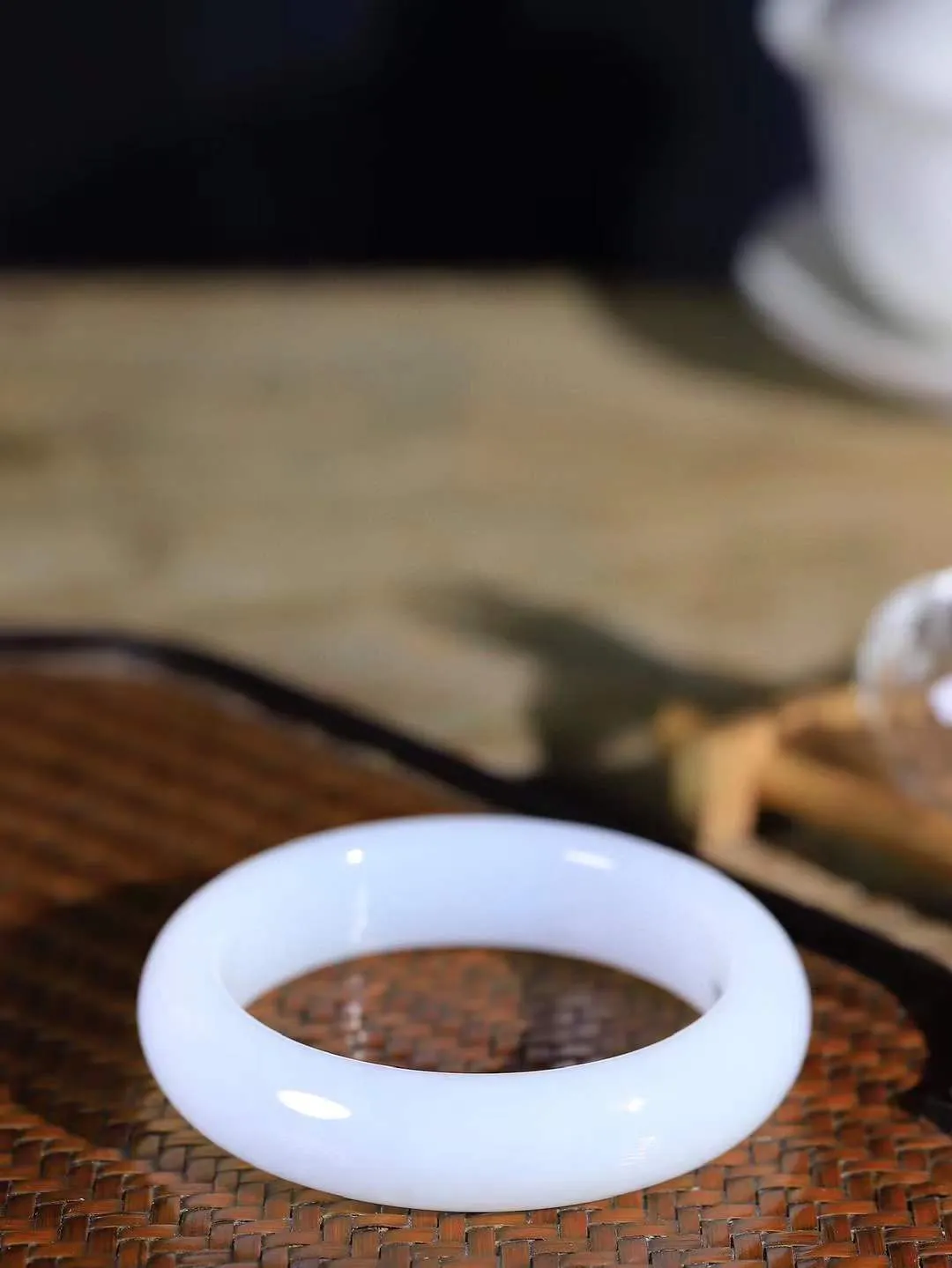 【一见钟情·手镯】

收藏级和田玉白玉手镯。镯型饱满，温润细腻，脂润沁香。️执一卷书，沏一盏