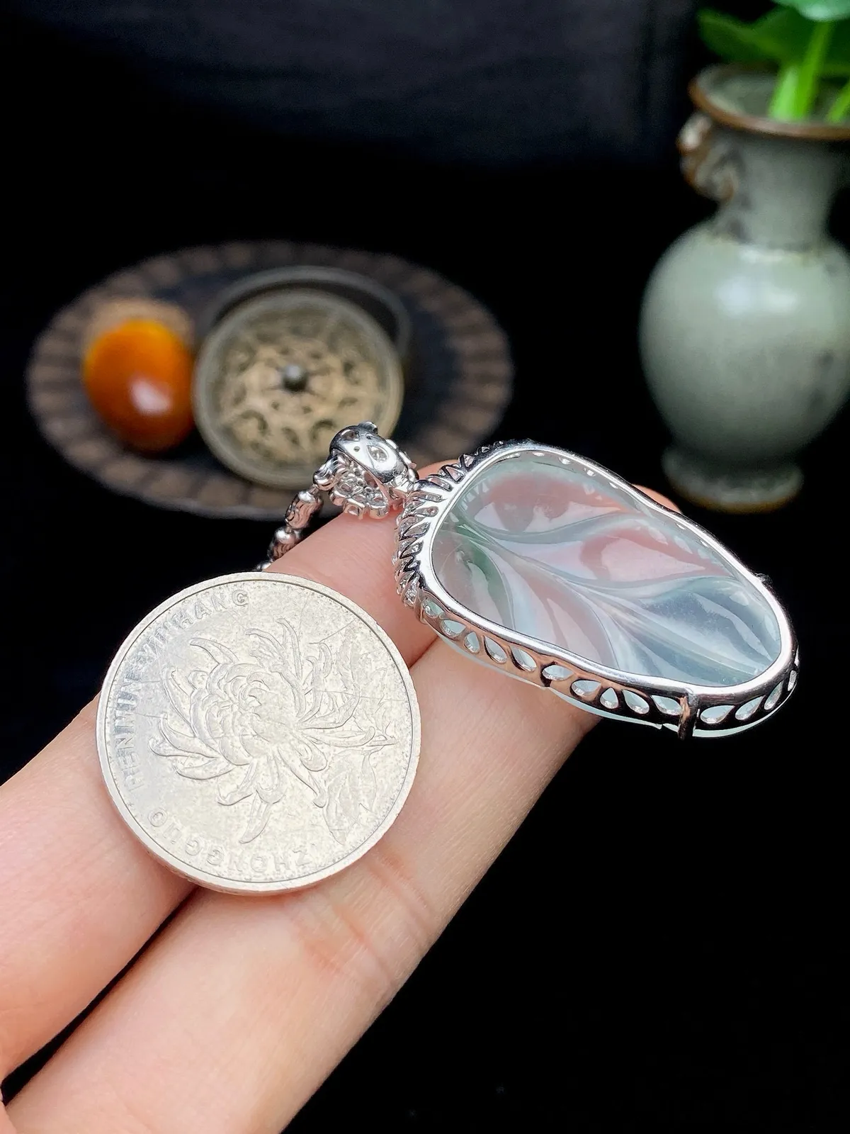 【冰种飘花叶子】金枝玉叶，质地细腻，冰润透亮，光泽出众，18k金钻镶嵌，裸石尺寸32.1*20.2*4.4毫米