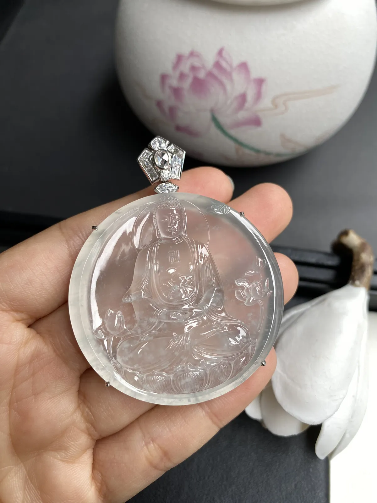 加龙作品-佛光普照，整体63.6x49.3x8.4裸石49.3x48.6x6mm，雕工精湛，水润通透