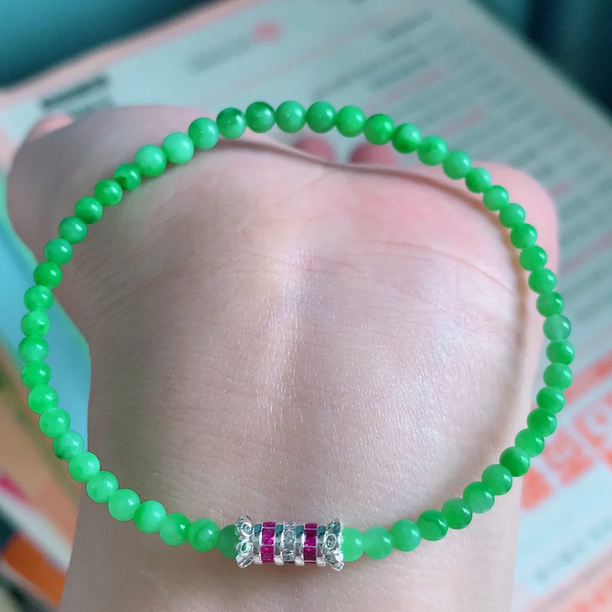 自然光实拍   冰润满绿翡翠手串手链，款式新颖，佩戴效果时尚出众 尽显气质，玉质细腻，美感十足 #001.1尺寸3.2-3.9mm