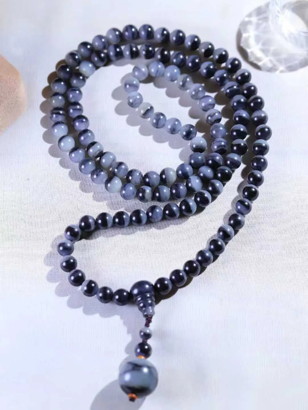 【链.108】

新疆和田青花籽料108挂链 玉质温润细腻 油性十足 佩戴舒适。珠珠落玉盘，间关莺语