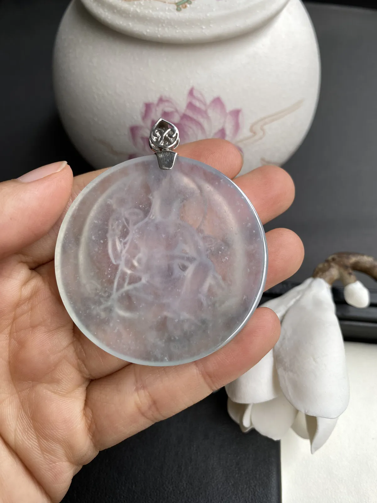 老坑冰种-如意轮观音，种老冰莹透亮起光，裸石51x6mm，自然光随手拍，雕工精湛形态优美，背面一刀切无调水，豪华设计款金扣，上身效果大气上档次