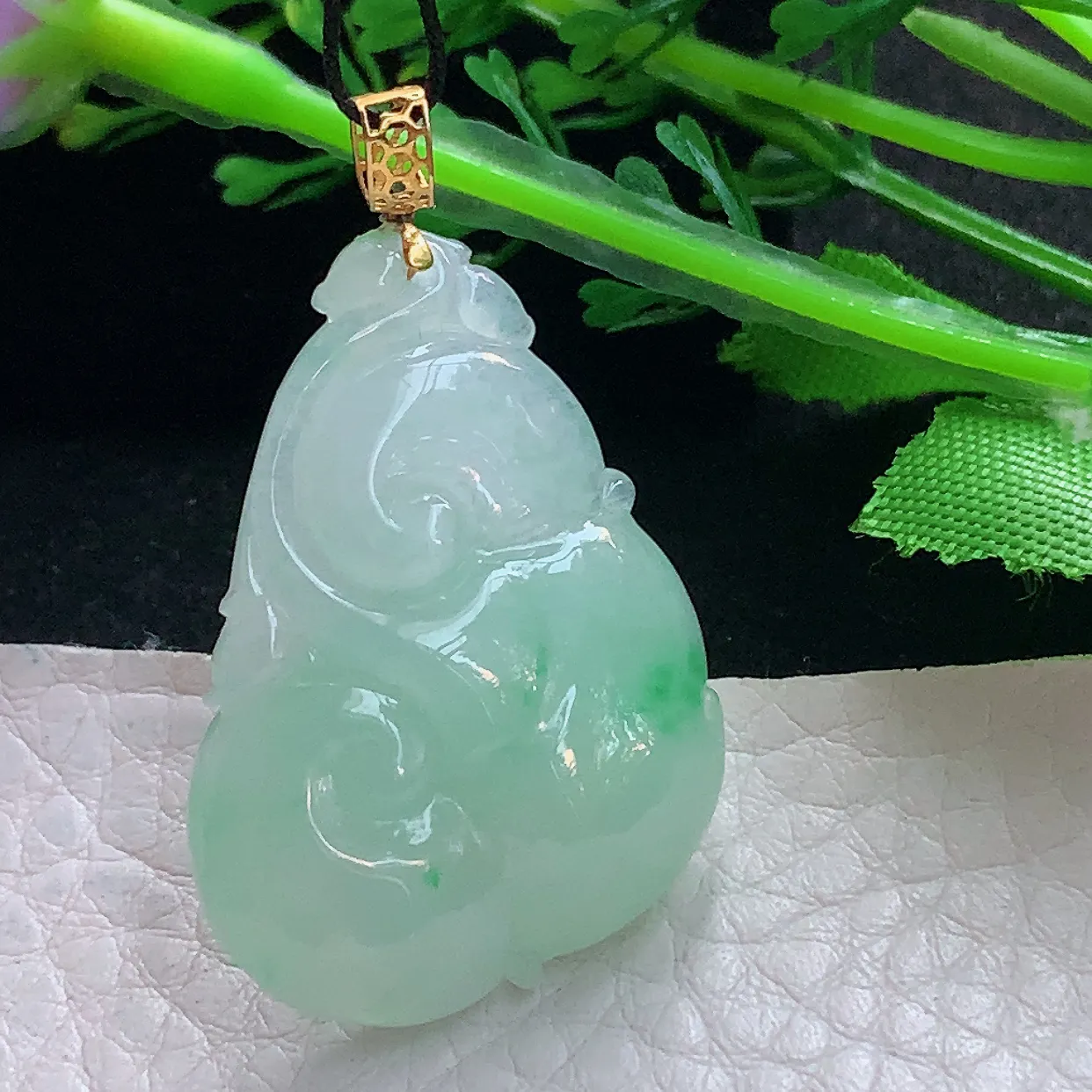 x54自然光34.2*23.8*7精美翡翠a货飘绿祥云如意玉吊坠 玉挂件