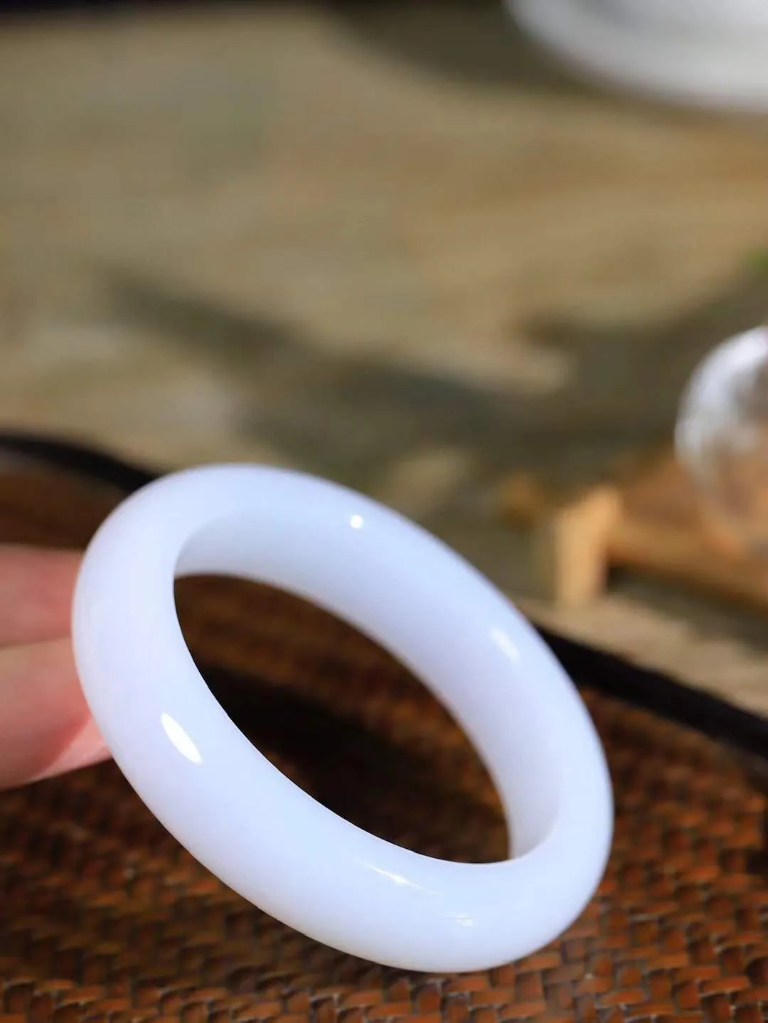 【一见钟情·手镯】

收藏级和田玉白玉手镯。镯型饱满，温润细腻，脂润沁香。️执一卷书，沏一盏茶，着一袭裙，戴一只镯。淡淡浅笺，素心若兰，静赏玉中诗画。悠悠岁月，芊手轻摘，盛满诗样芳华。重65.19克   内径圈口54.6mm 尺寸-4.8-9.1mm  FDA-111251233